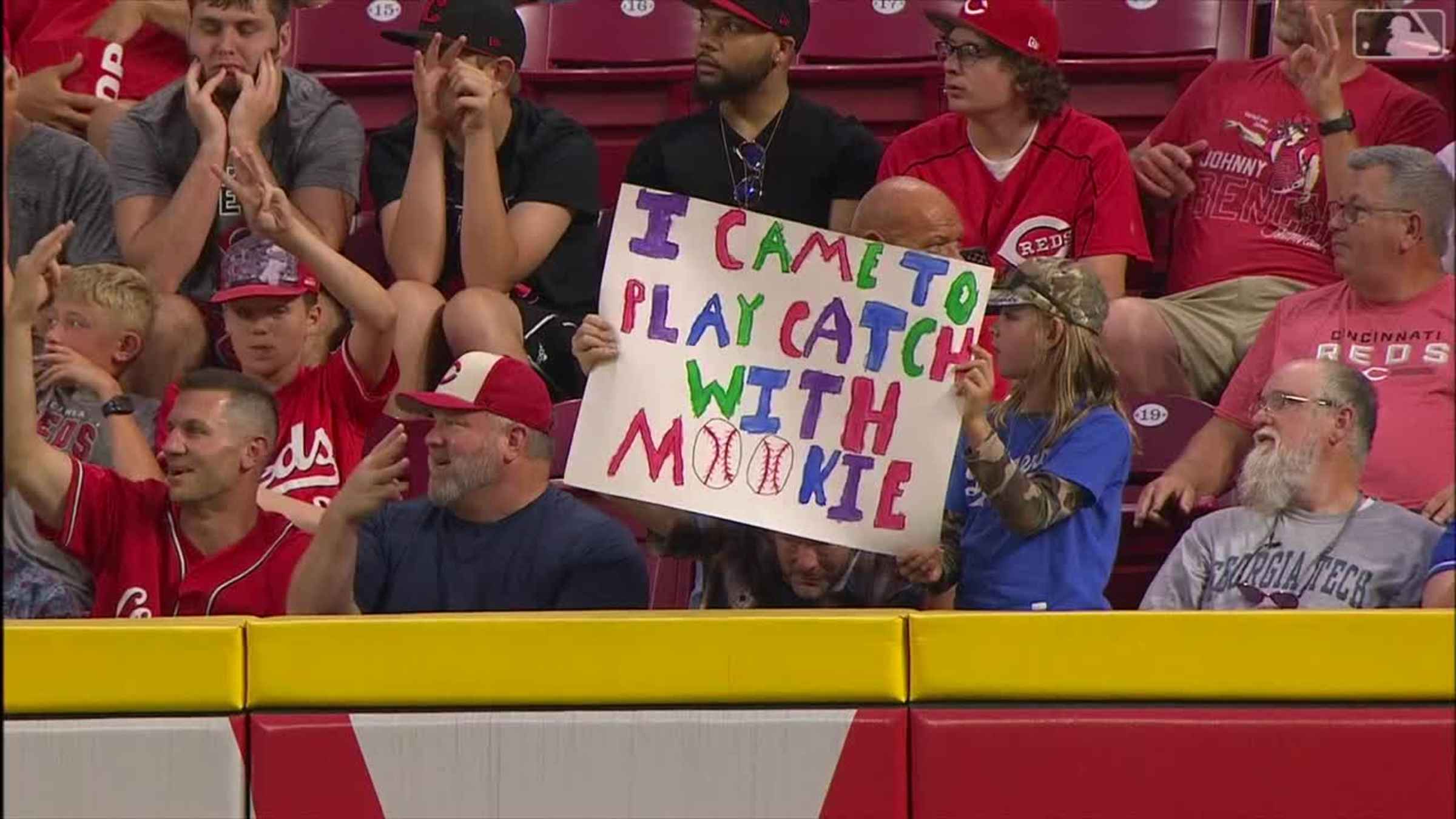 Mookie Betts has catch with fan, 08/15/2022