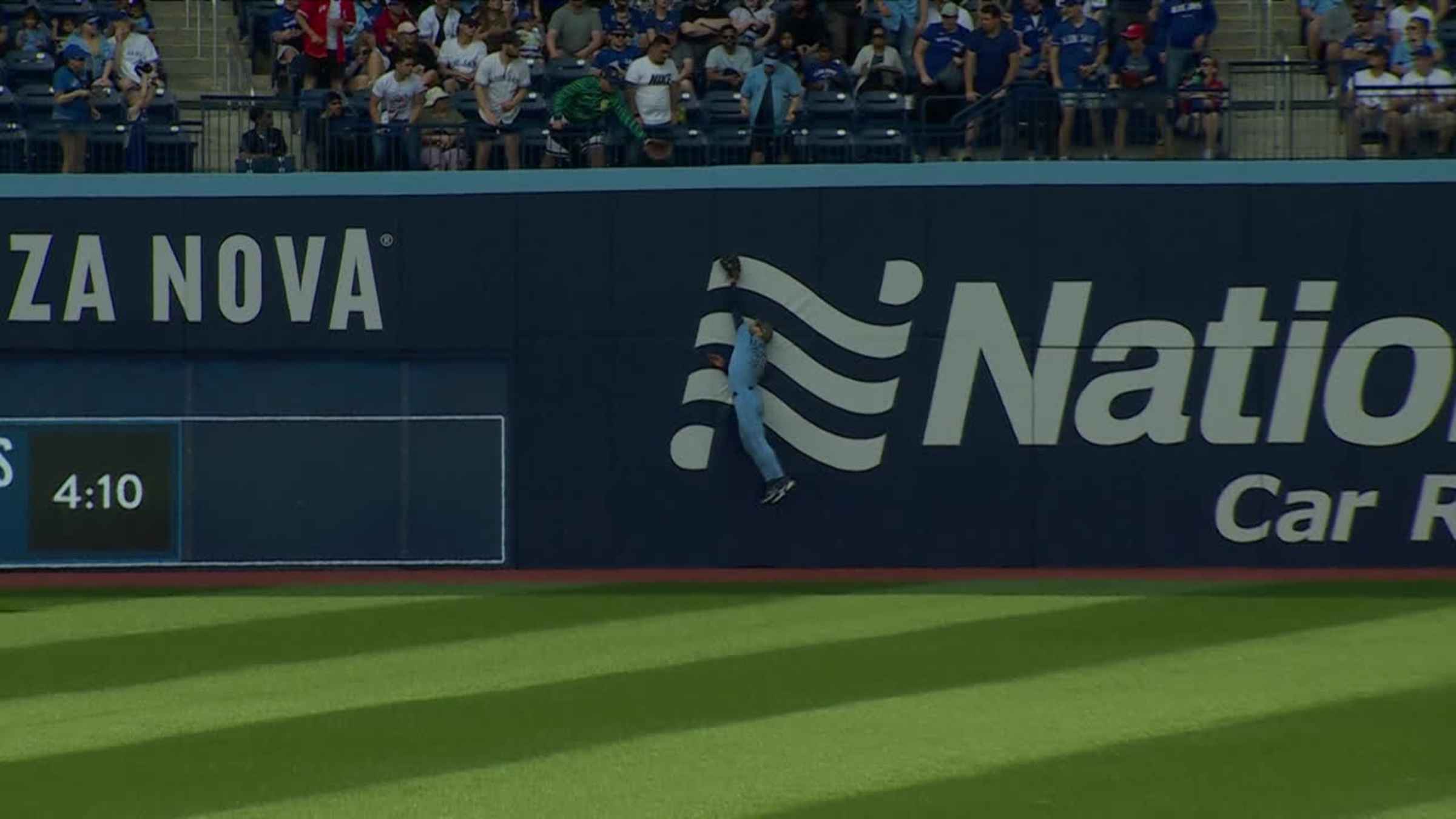 Kevin Kiermaier makes first incredible catch of revamped outfield