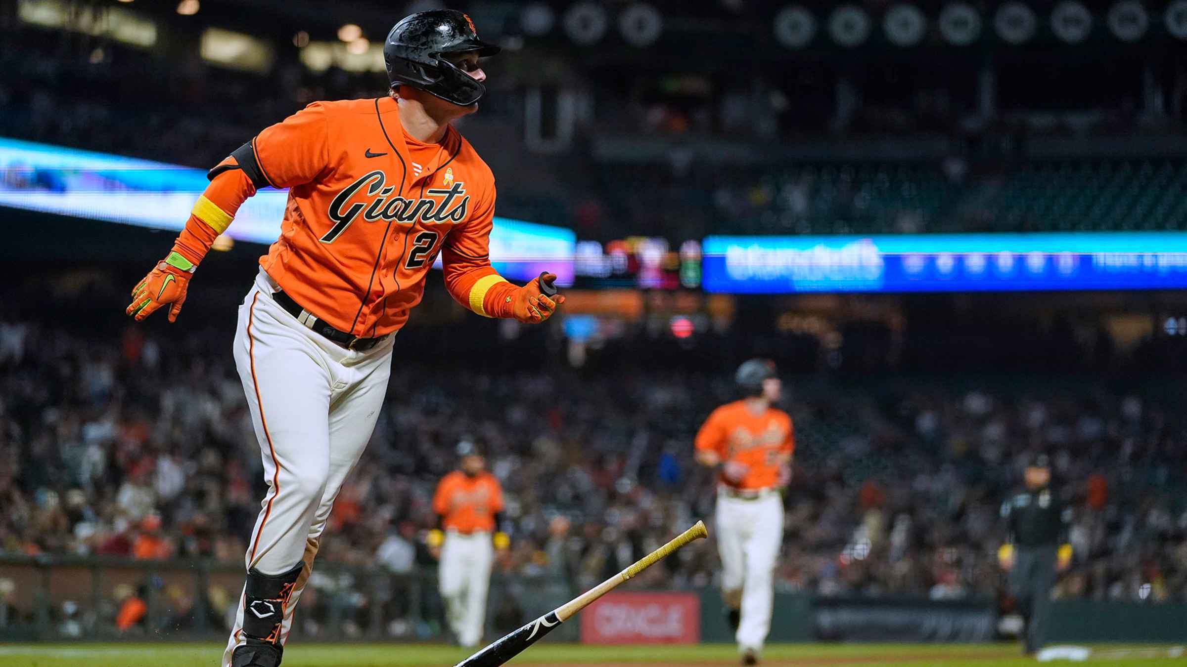 Giants erupt for 5 runs in the 10th to down Pirates