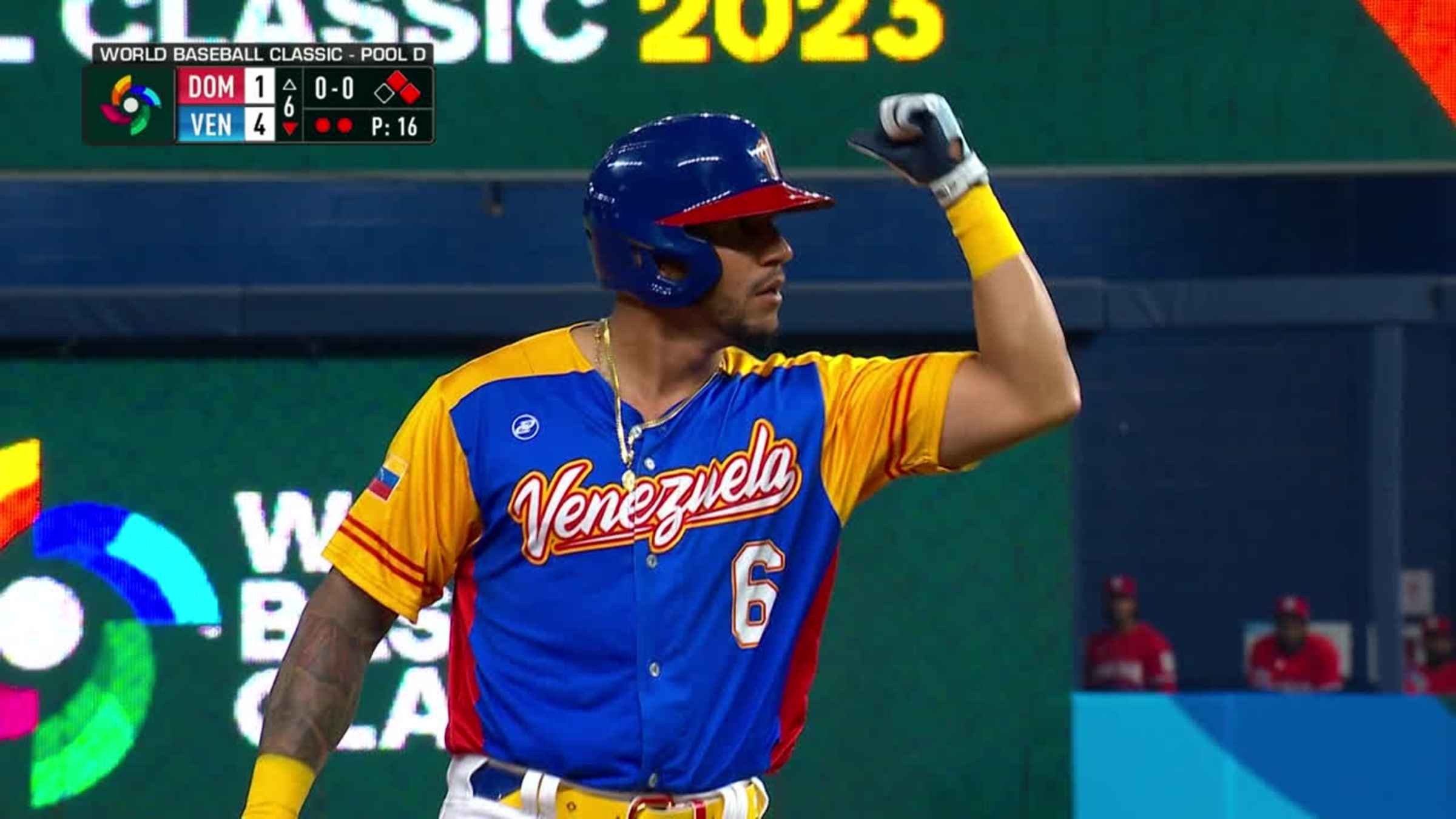 David Peralta's two-run, RBI single puts Venezuela ahead 3-1