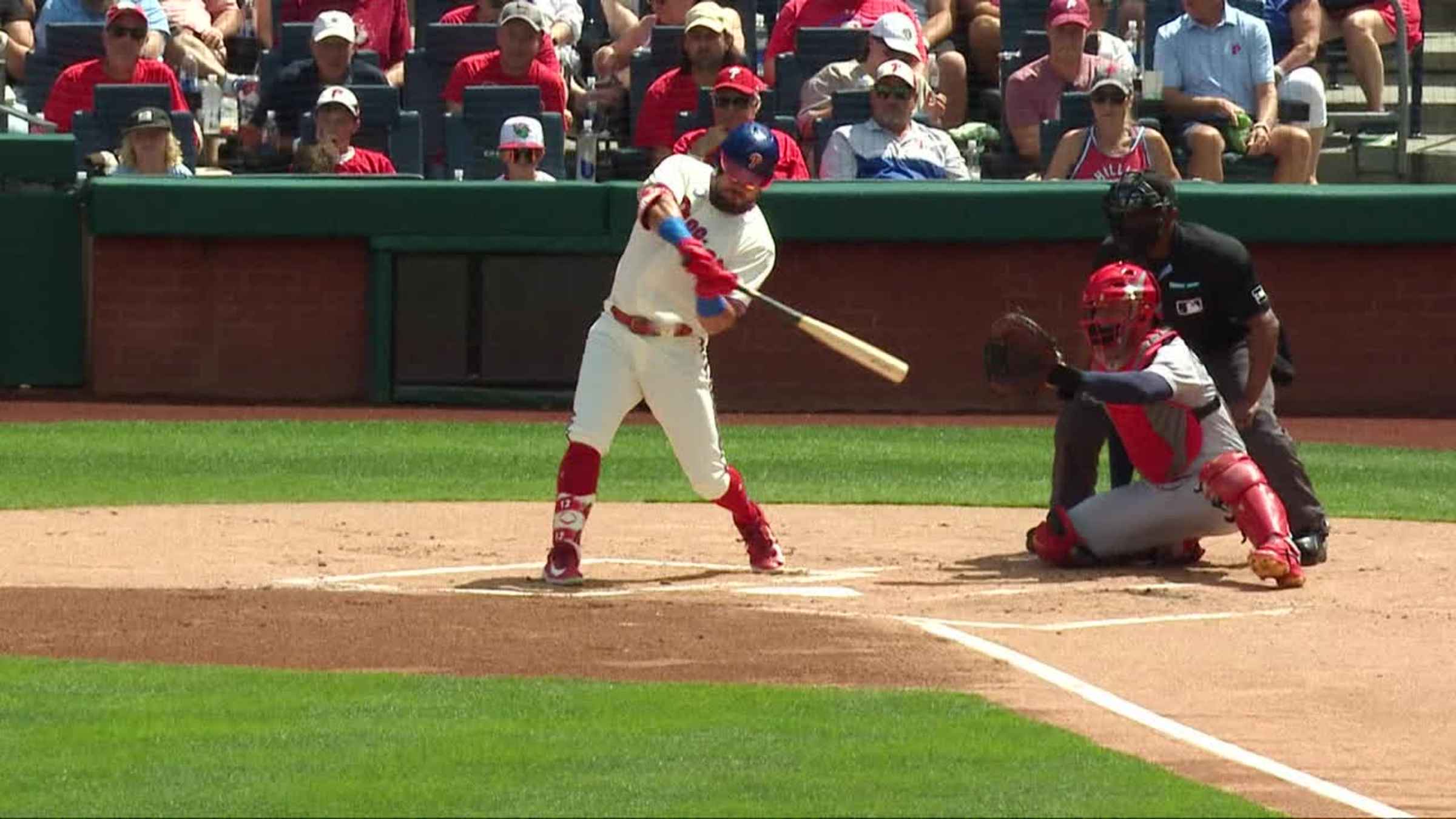 Kyle Schwarber LAUNCHES a LEAD-OFF Home Run!