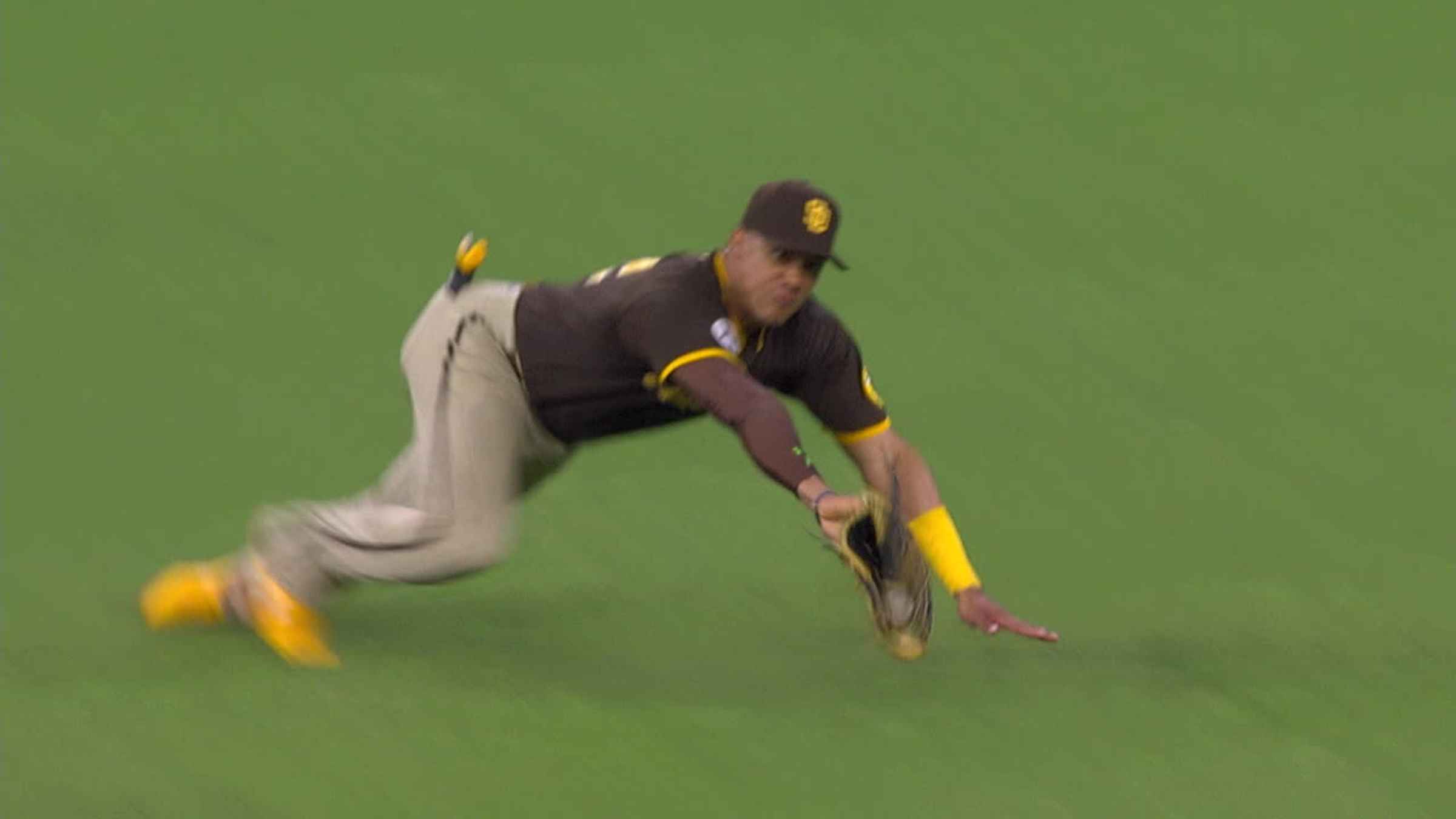 Soto makes tremendous diving play, 09/17/2022