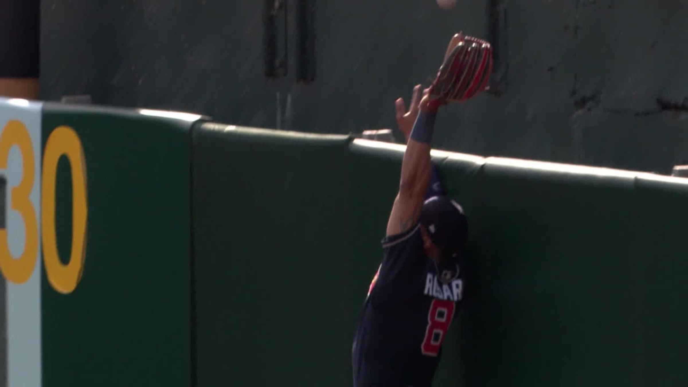 Eddie Rosario robs Aledmys Diaz of a home run.