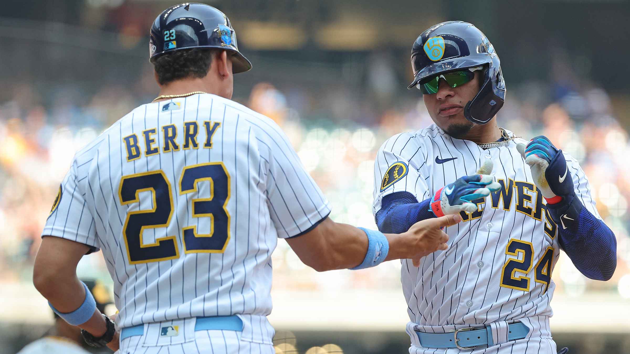 Milwaukee Brewers' Jesse Winker (33) his a RBI single during the