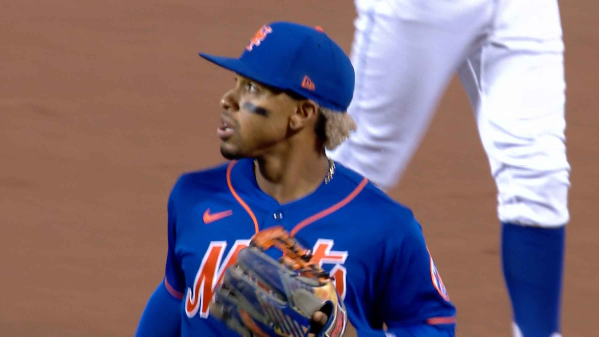 Mets Francisco Lindor easily turns double play during ESPN interview
