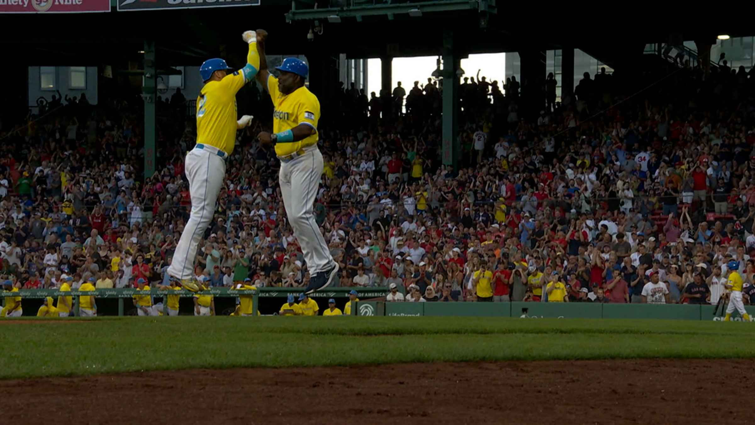 Justin Turner fields grounders, 02/15/2023