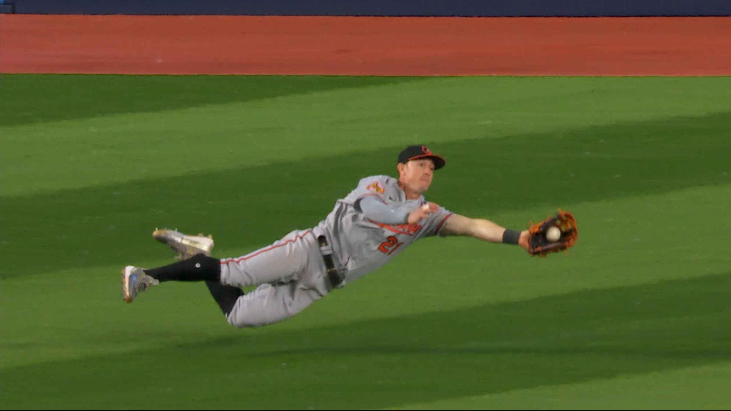 Orioles' Austin Hays makes an OUTRAGEOUS diving catch to close out 7th  inning vs. Rangers