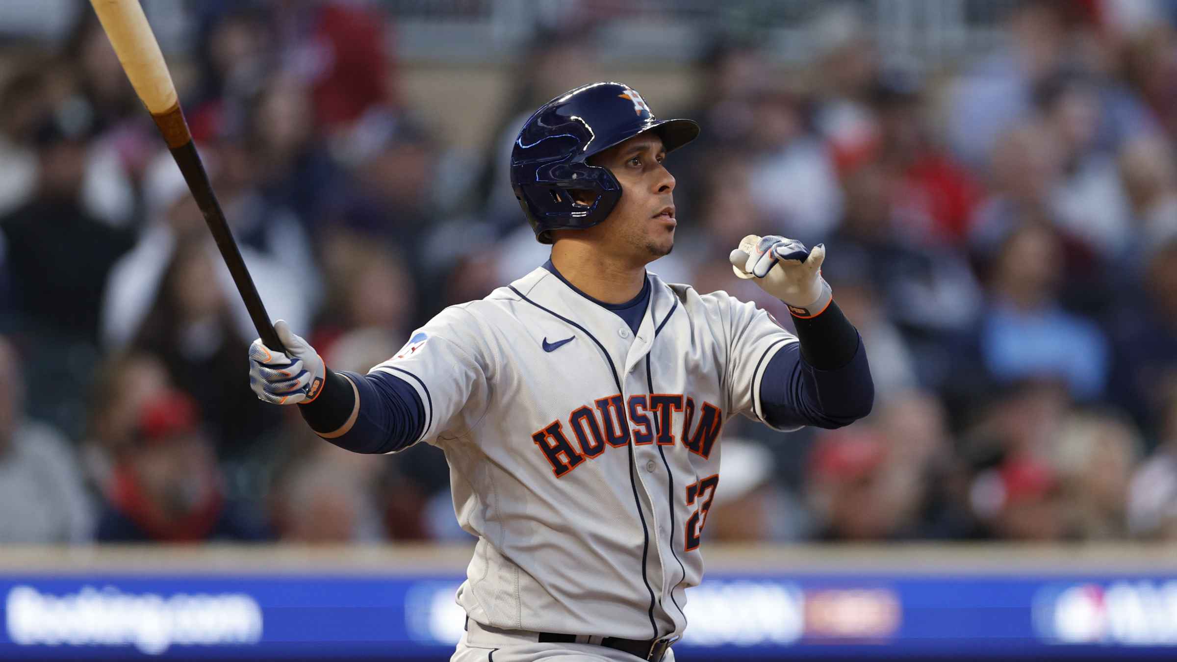 Michael Brantley CRUSHES a solo homer, bringing Astros to a 1-1 tie with  Twins