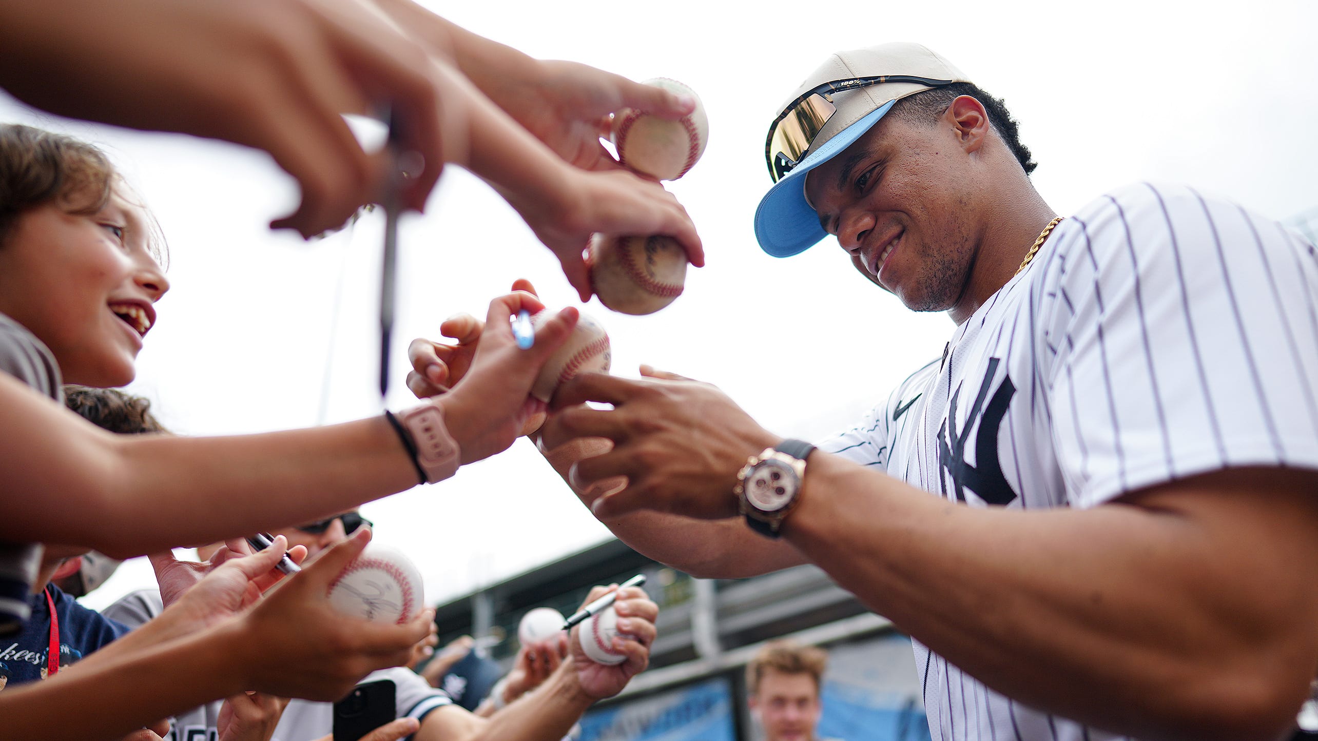 Juan Soto signs autographs