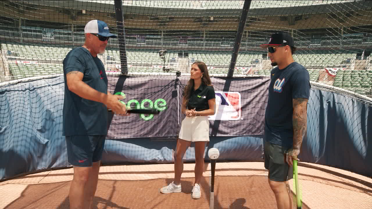 Chipper Jones and Javy Báez in a batting cage