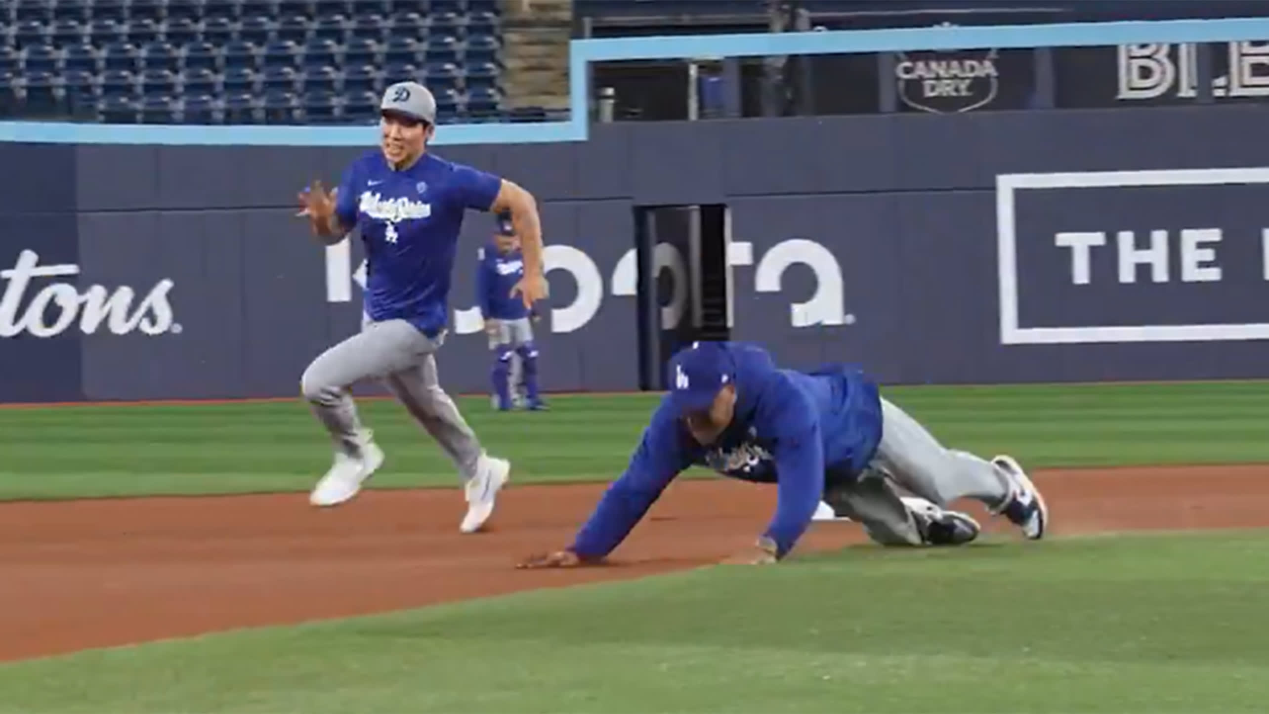 Dave Roberts falls while racing Hyeseong Kim