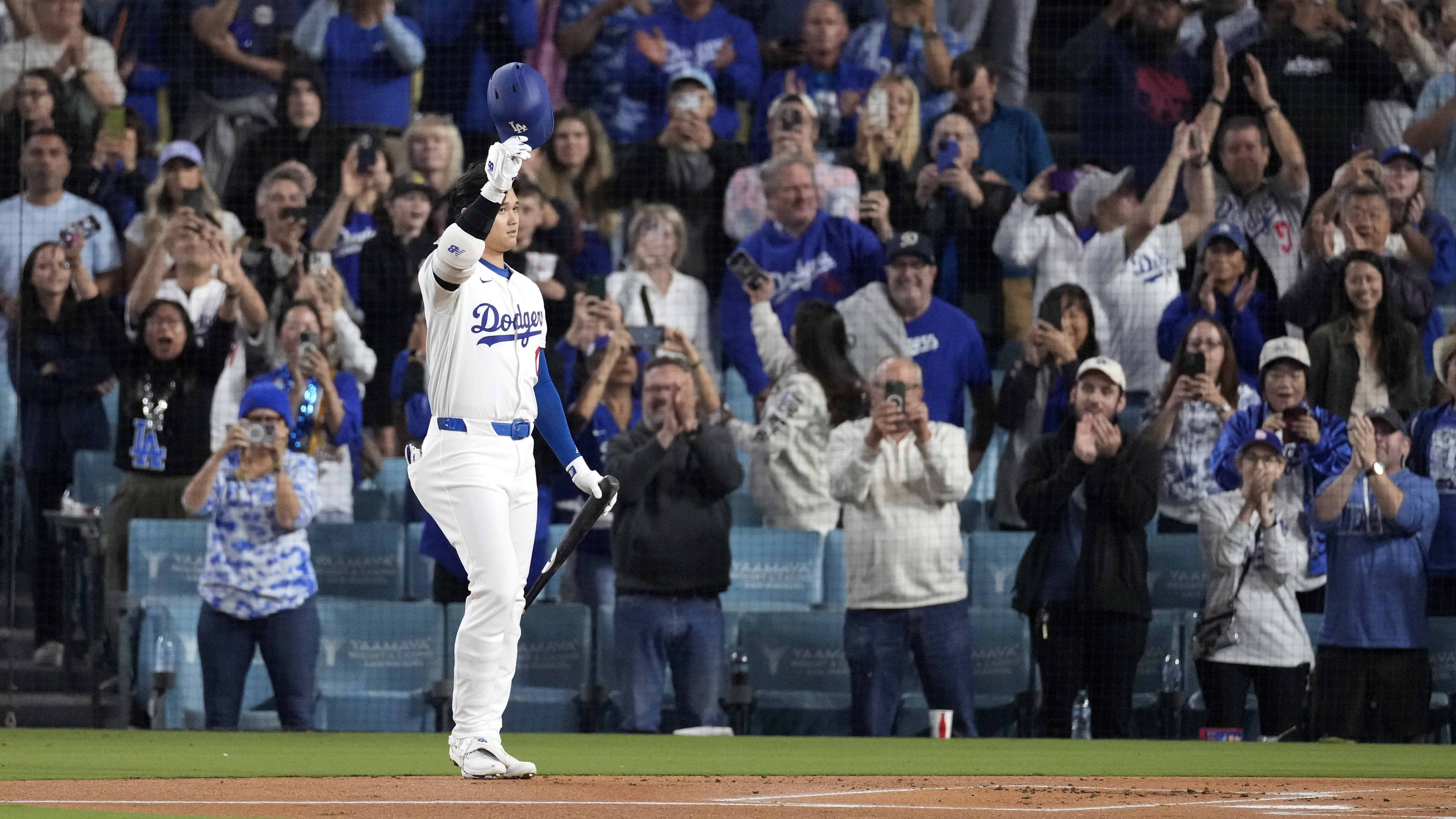 Shohei Ohtani draws extended ovations at Dodger Stadium