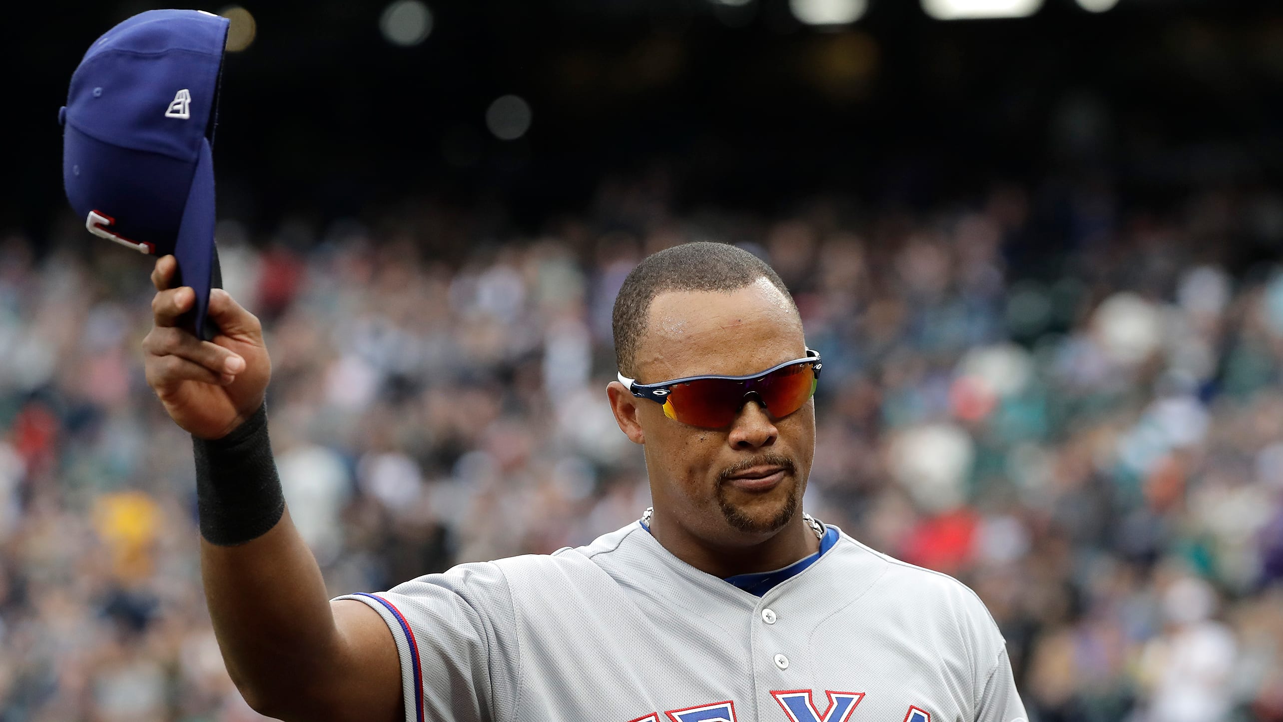 Adrián Beltré tips his cap