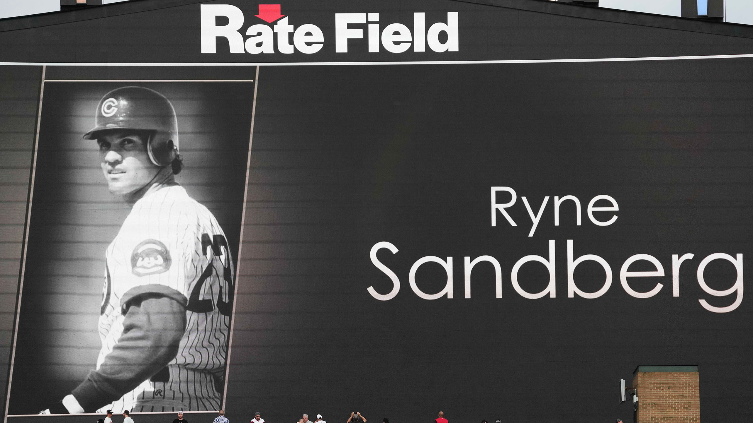 White Sox tribute to Ryne Sandberg on the scoreboard