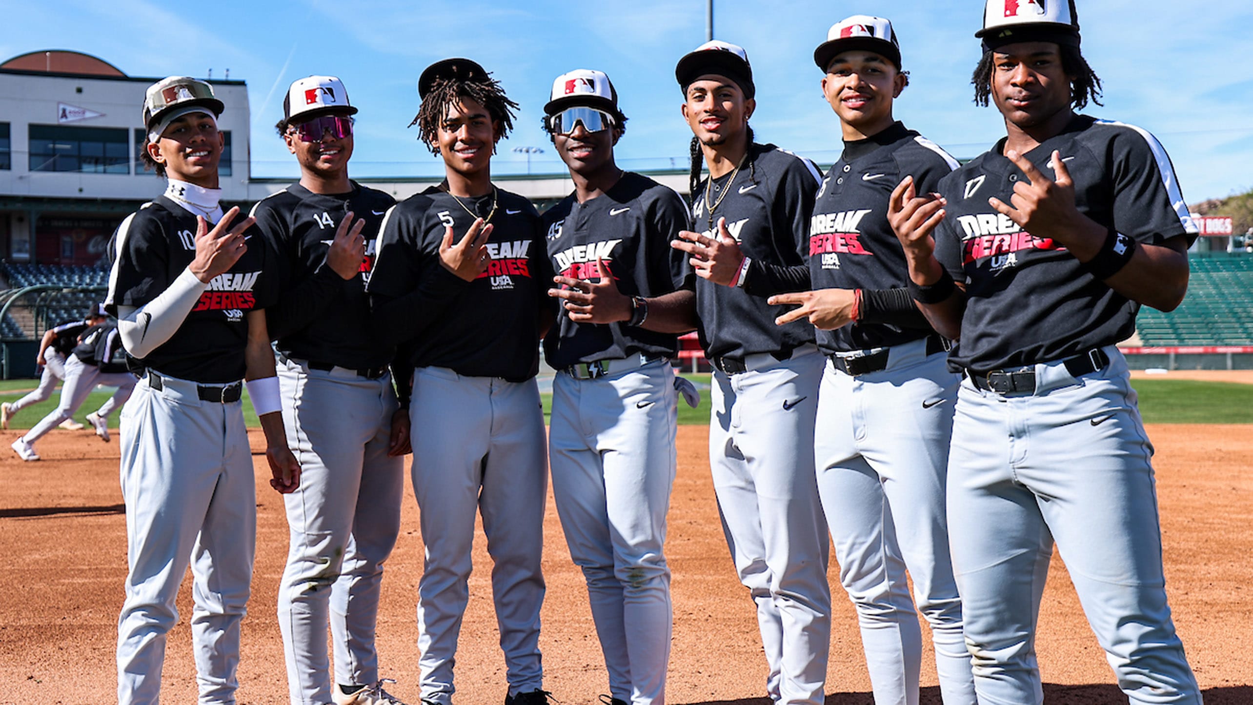 Players at the DREAM Series pose for a photo at Tempe Diablo Stadium