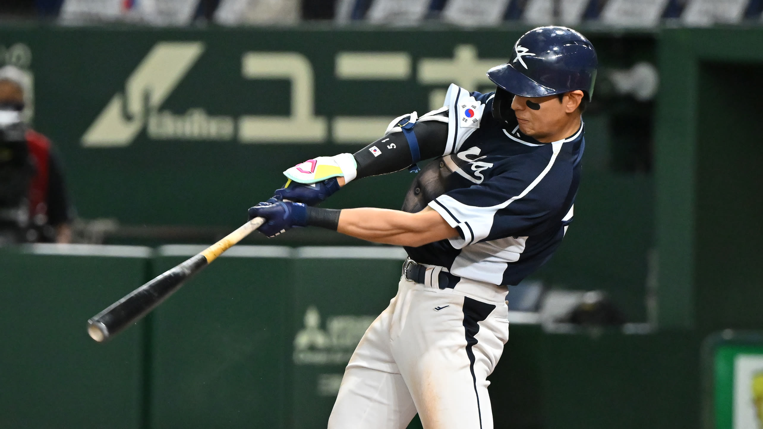 Jung Hoo Lee swings the bat