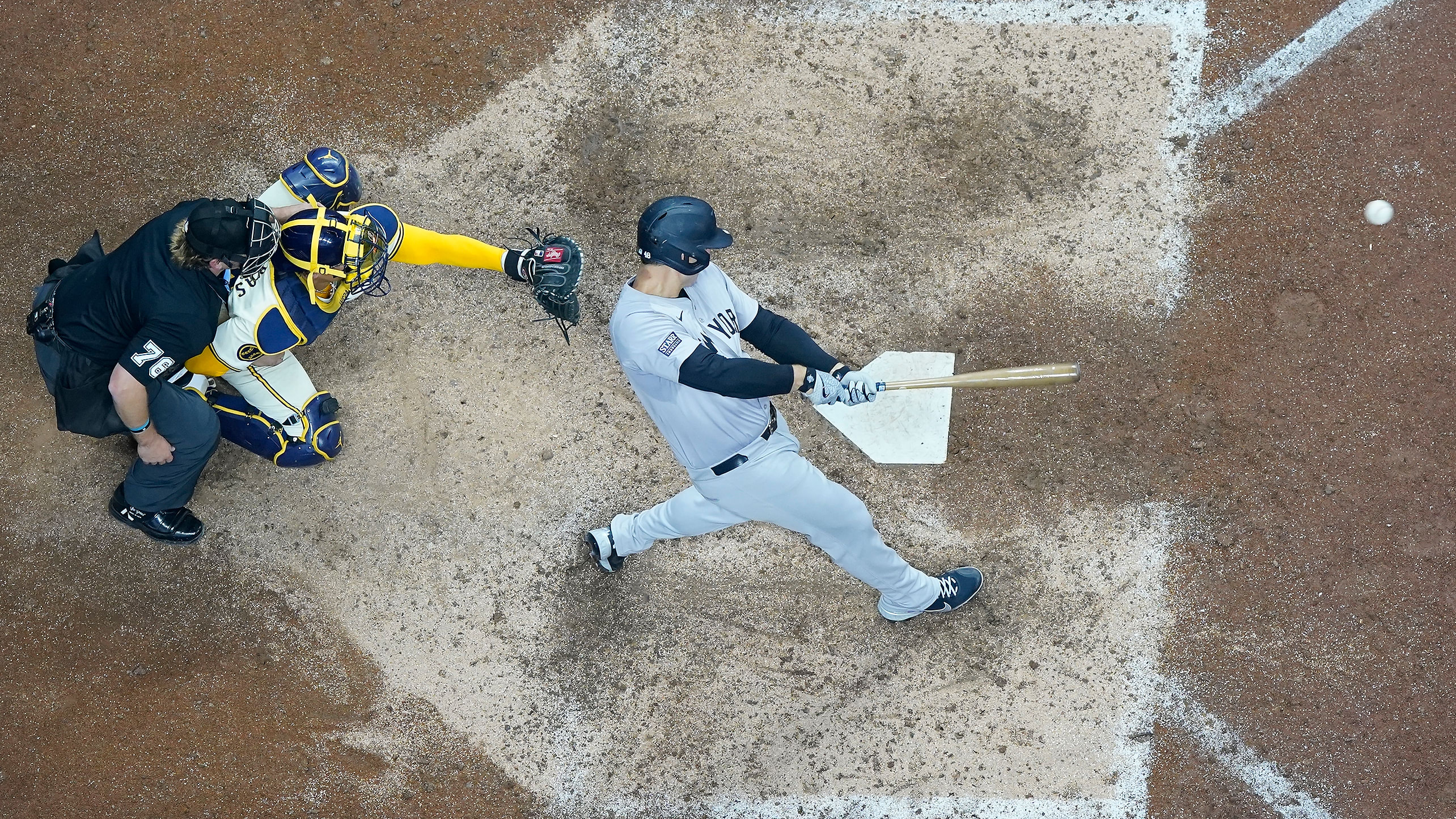 Anthony Rizzo connects for his 300th career homer