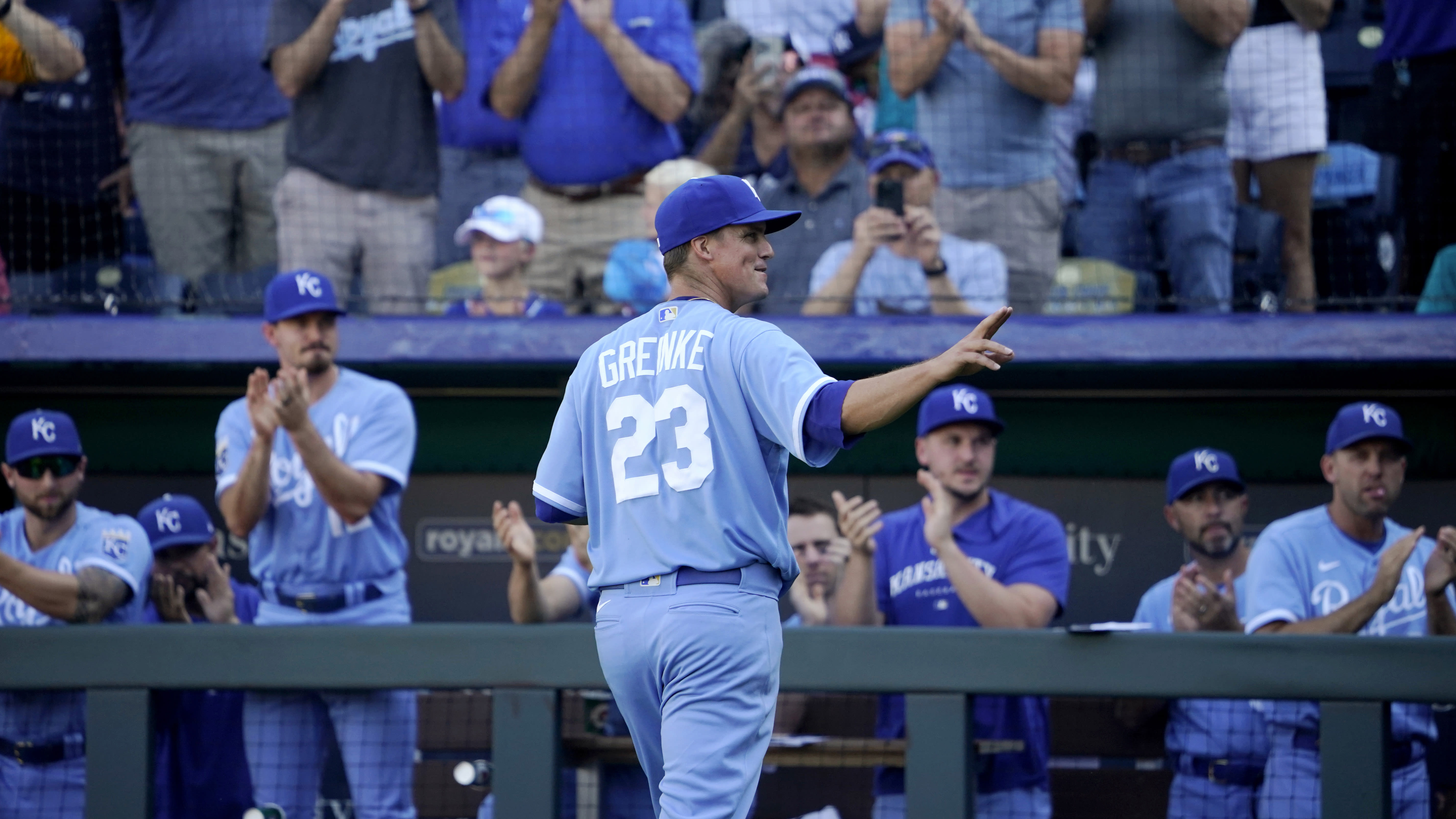 Zack Greinke walks off the field to an ovation