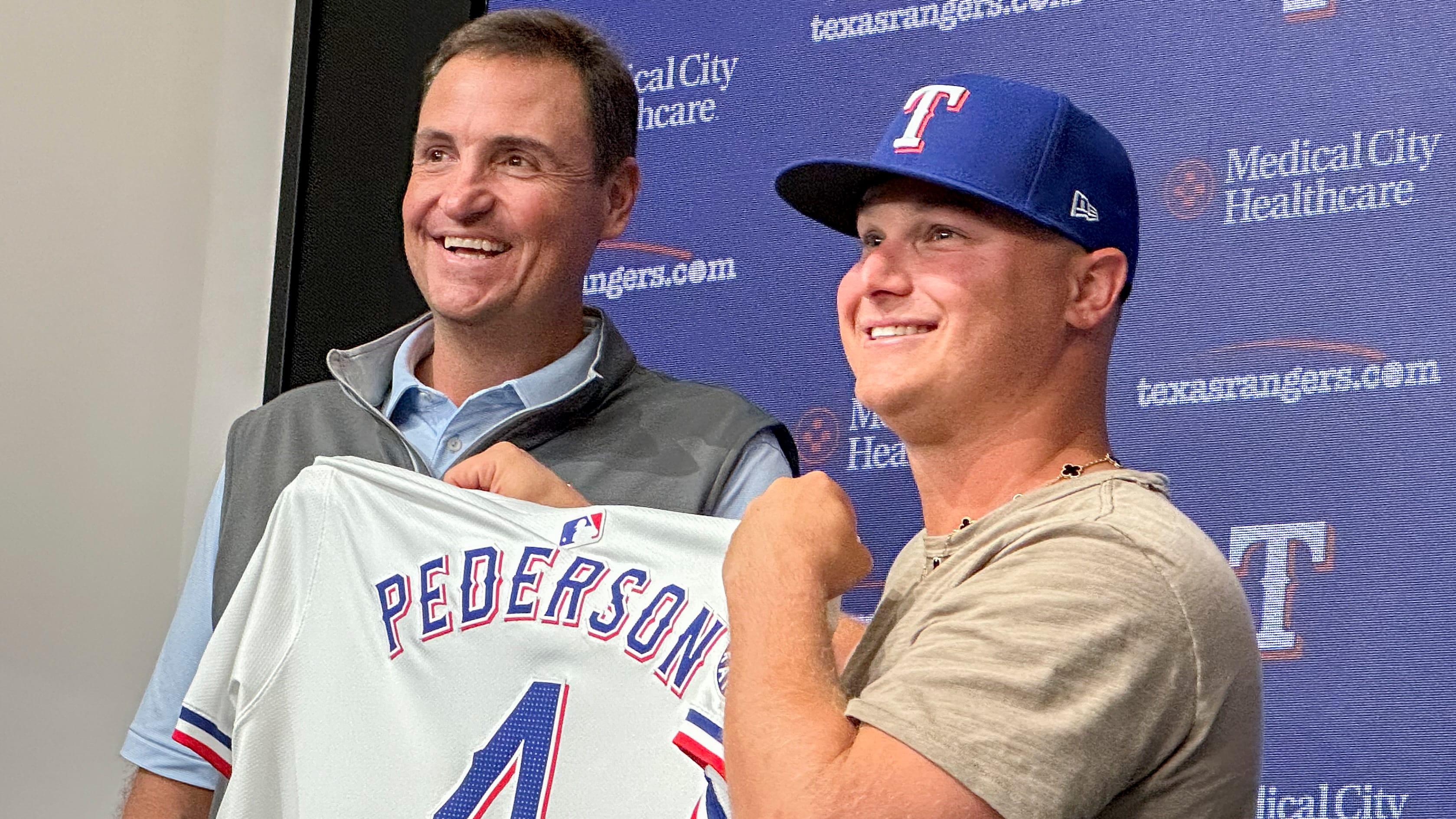 Joc Pederson holds up a Rangers jersey