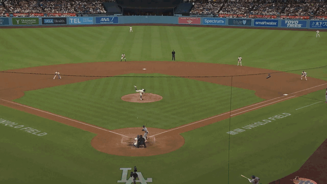 An animated gif of Tommy Edman making a leaping catch against the fence