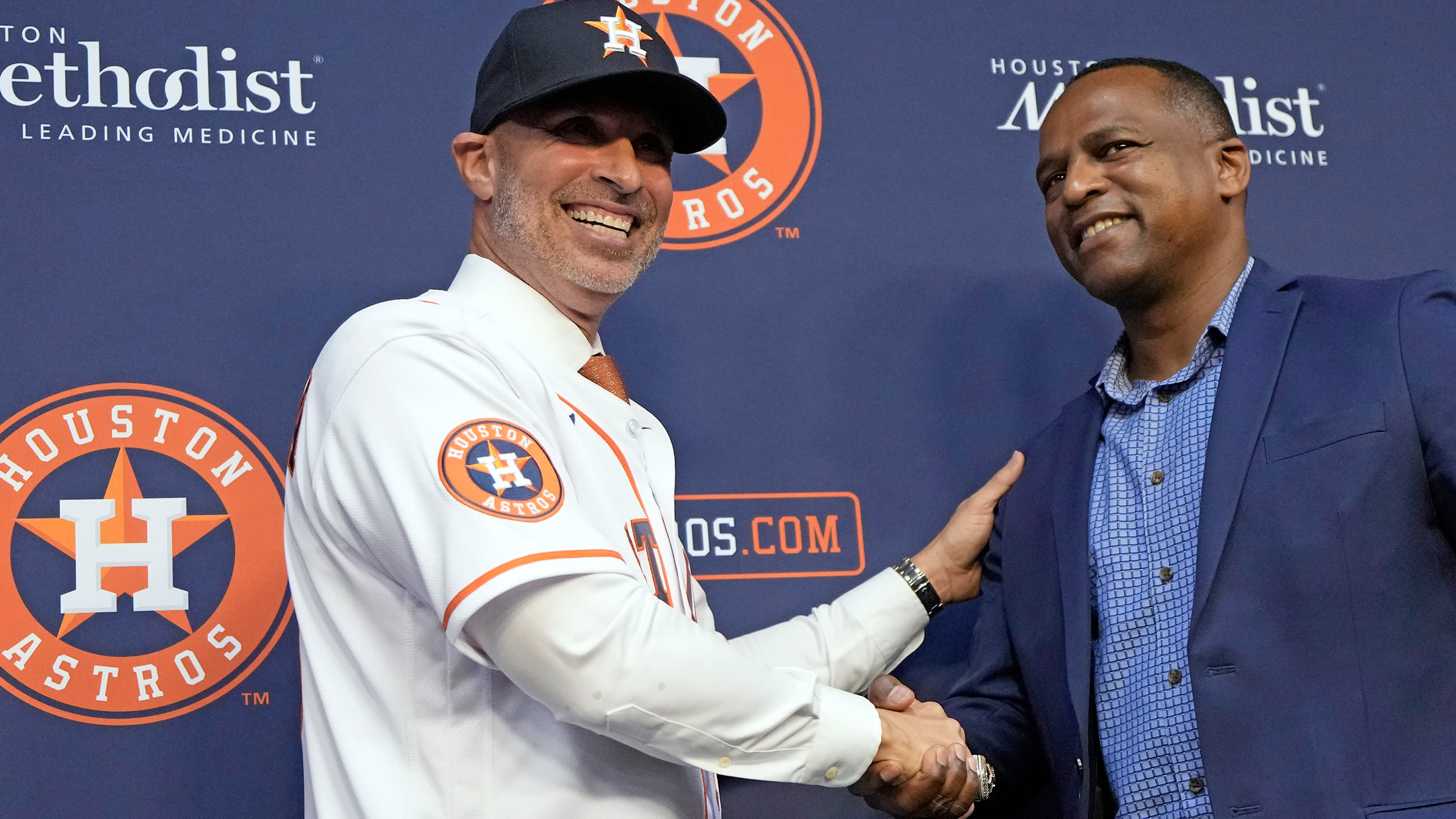 Joe Espada shakes hands with Astros GM Dana Brown