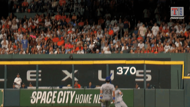 An animated gif of Alejandro Osuna making a sliding catch