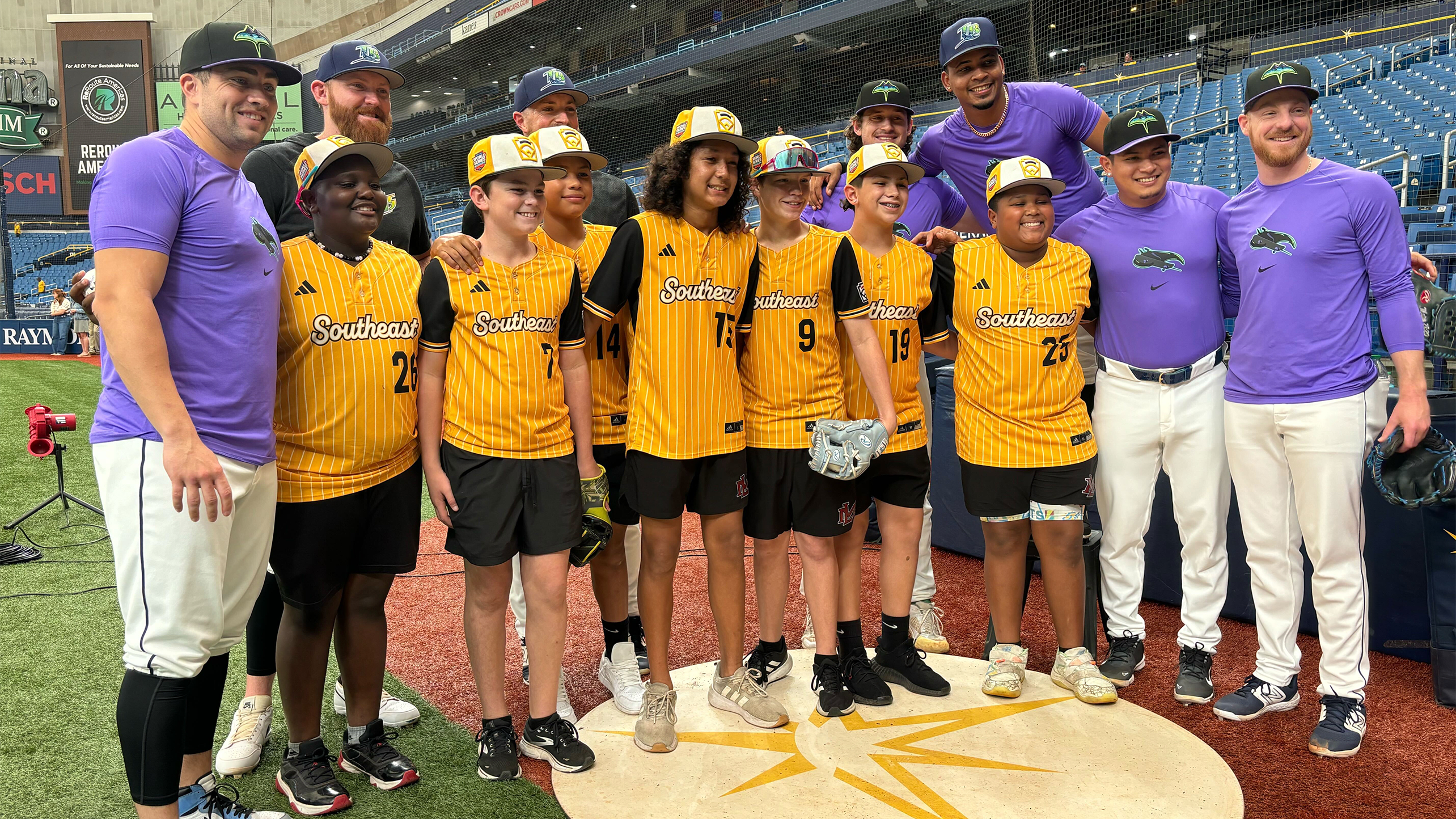 Rays players pose for a photo with Little Leaguers