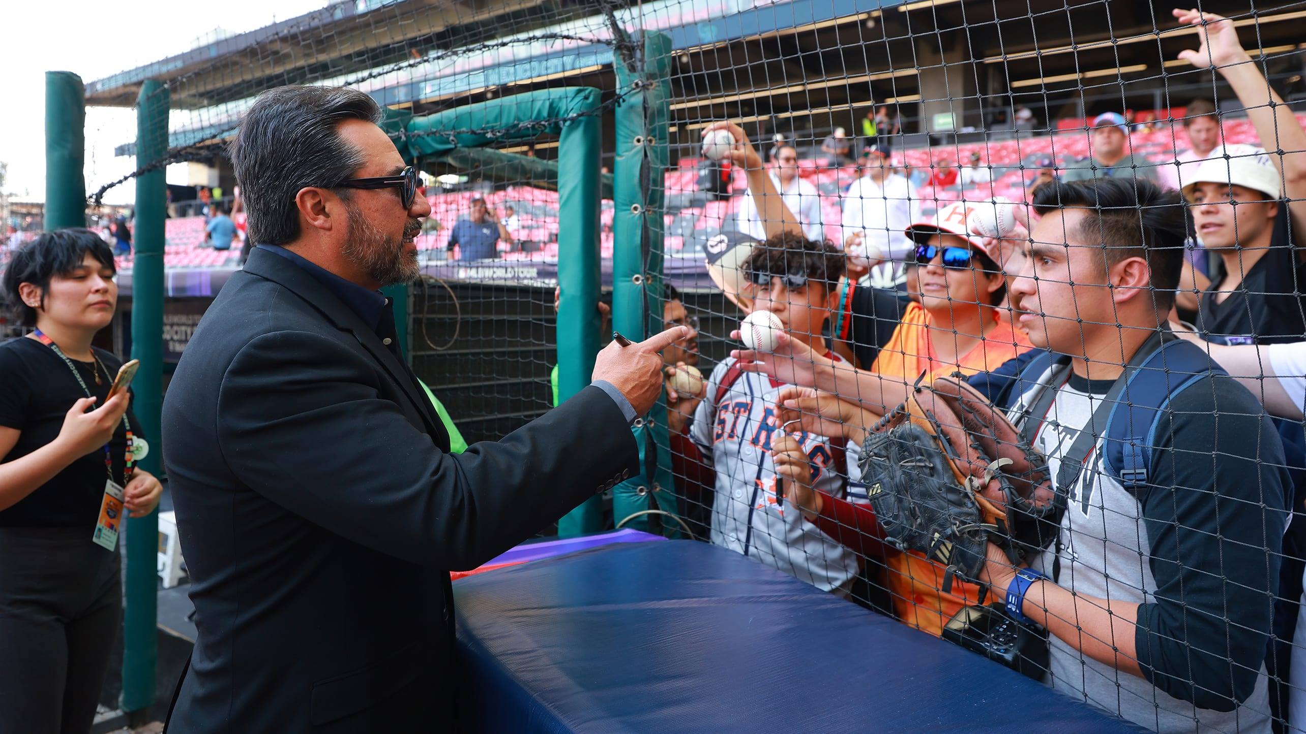Vinny Castilla signs autographs