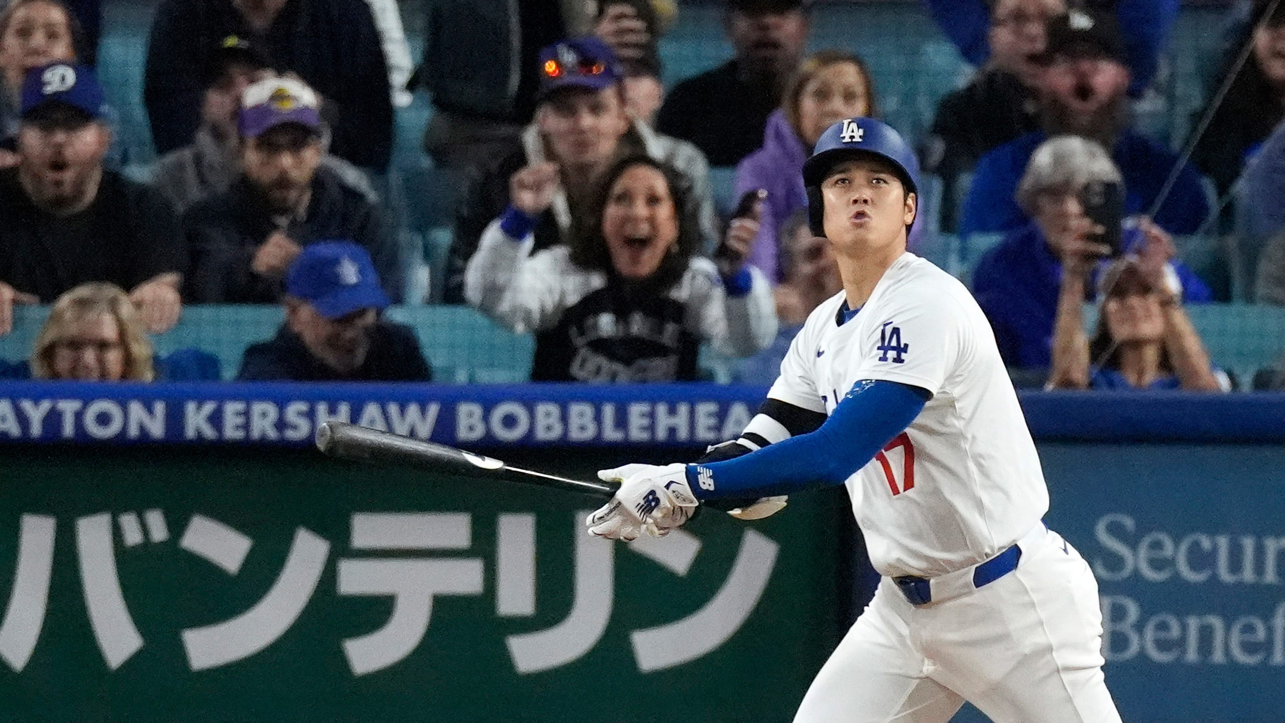 Shohei Ohtani watches home run No. 52 as fans behind him react in awe