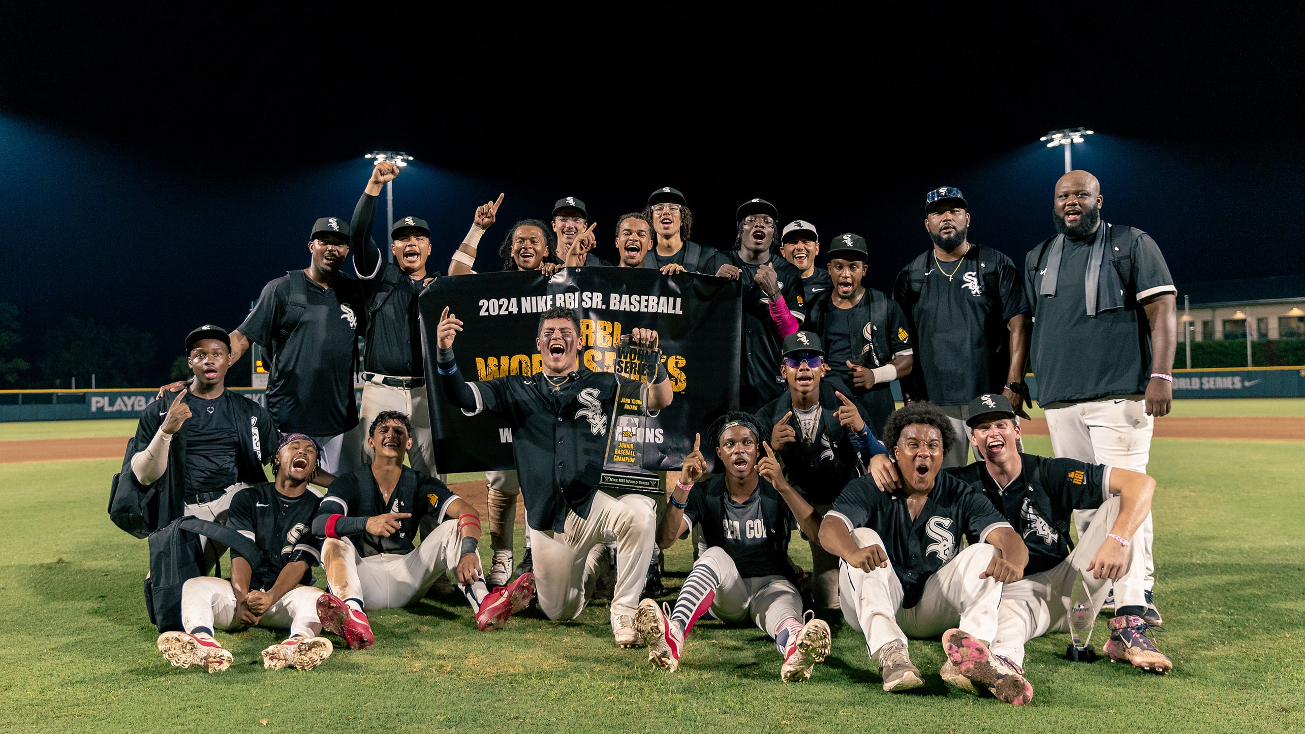 A group photo of the White Sox Nike RBI senior division team