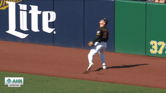 An animated gif of Bryan Reynolds making a leaping catch at the wall