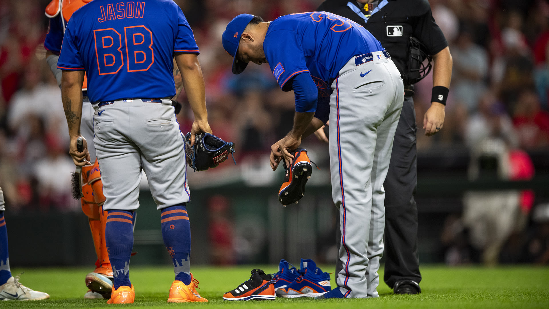 Edwin Díaz changes his cleats mid-inning