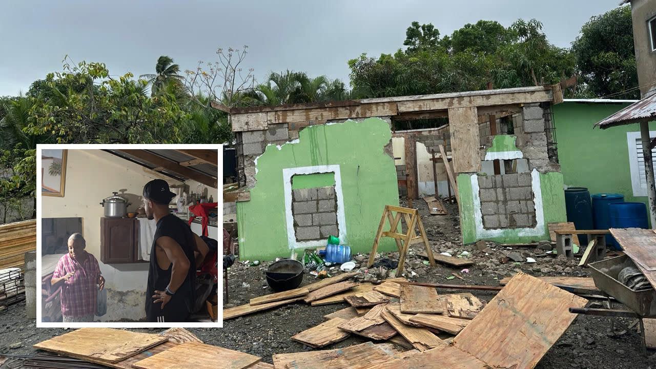Julio Rodríguez helps rebuild a home in Puerto Plata