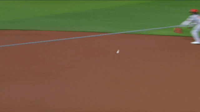 An animated gif of Elly De La Cruz making a diving stop