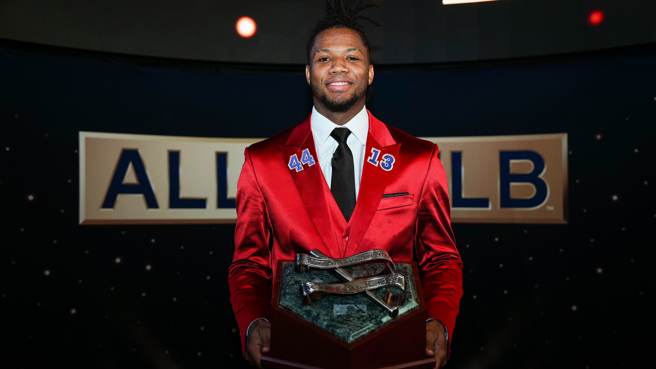 Ronald Acuña Jr. holds his Hank Aaron Award trophy