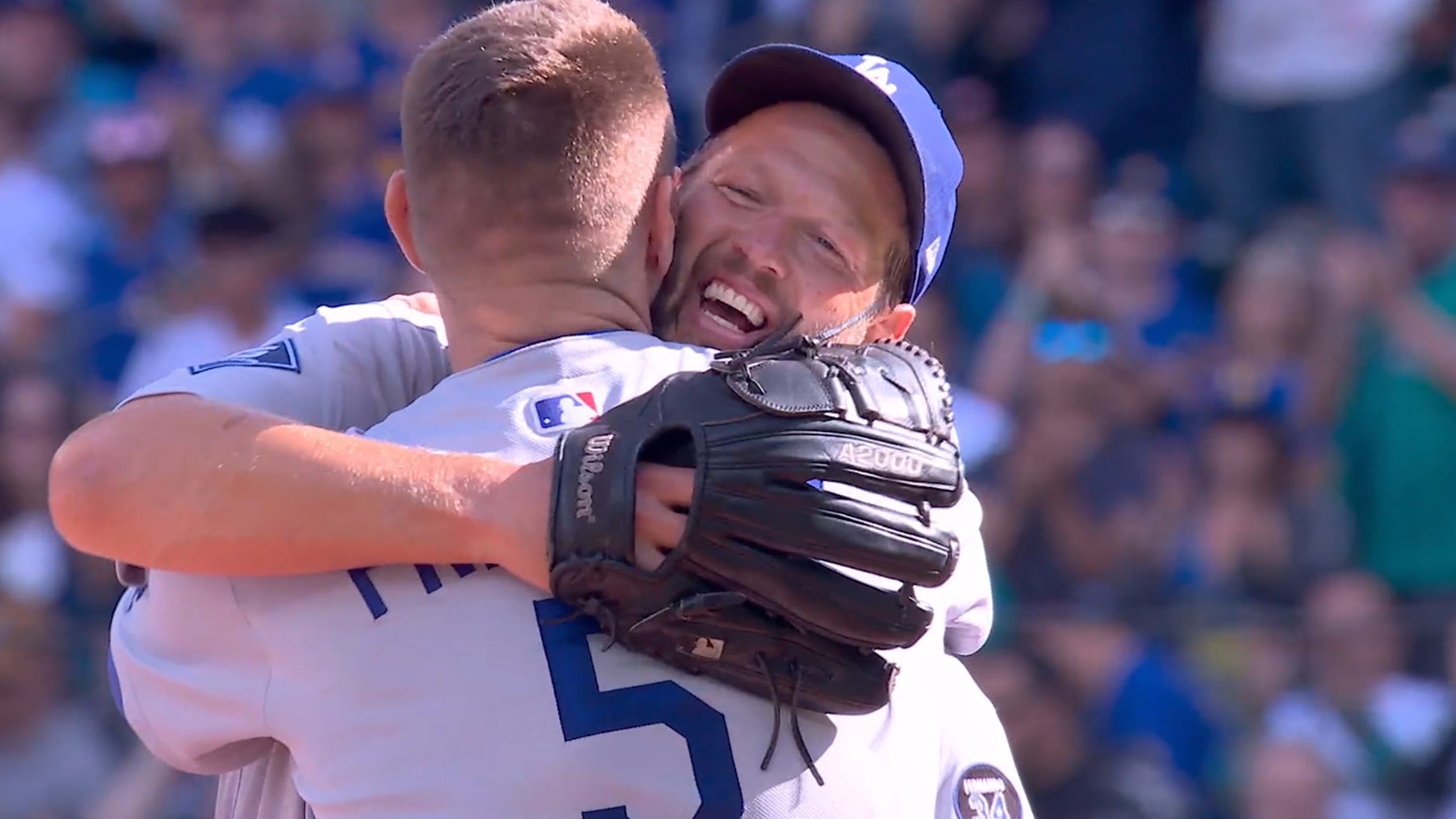 Clayton Kershaw hugs Freddie Freeman