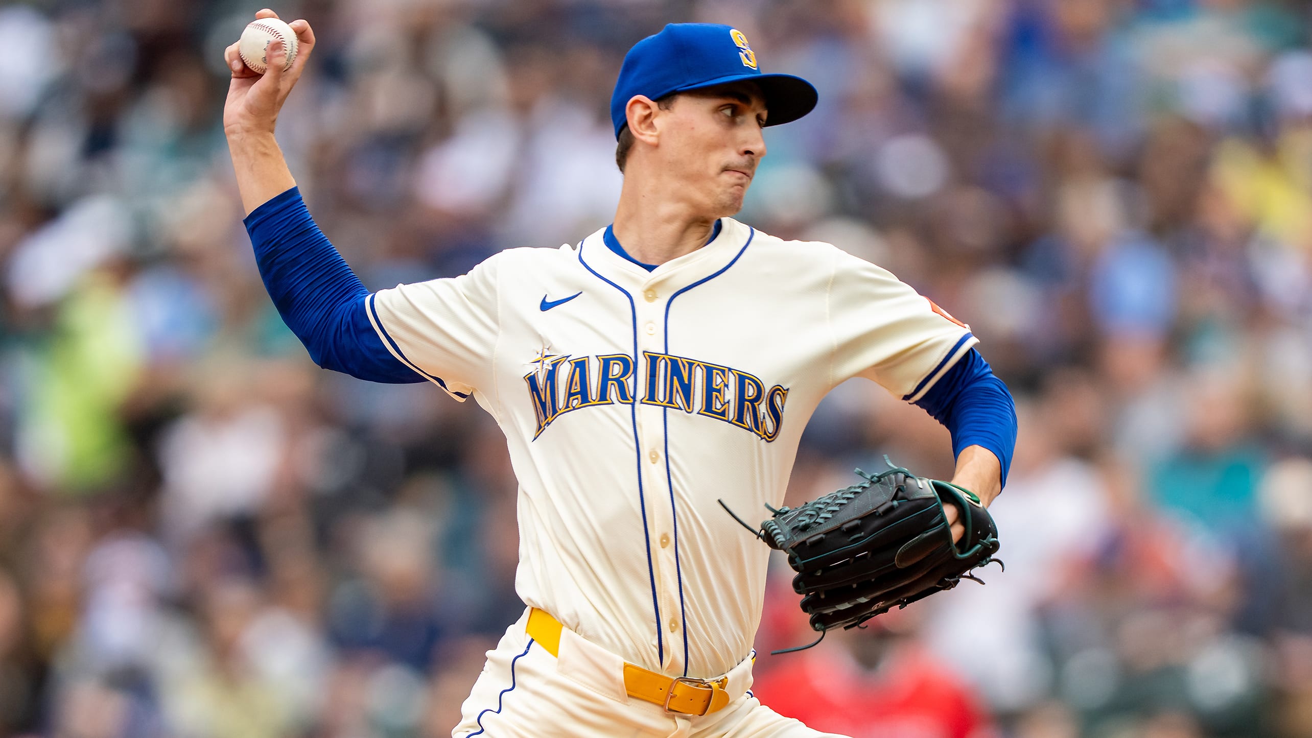 George Kirby delivers a pitch