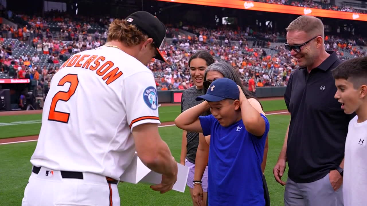Gunnar Henderson shows Declan Lefevre a pair of specialized cleats