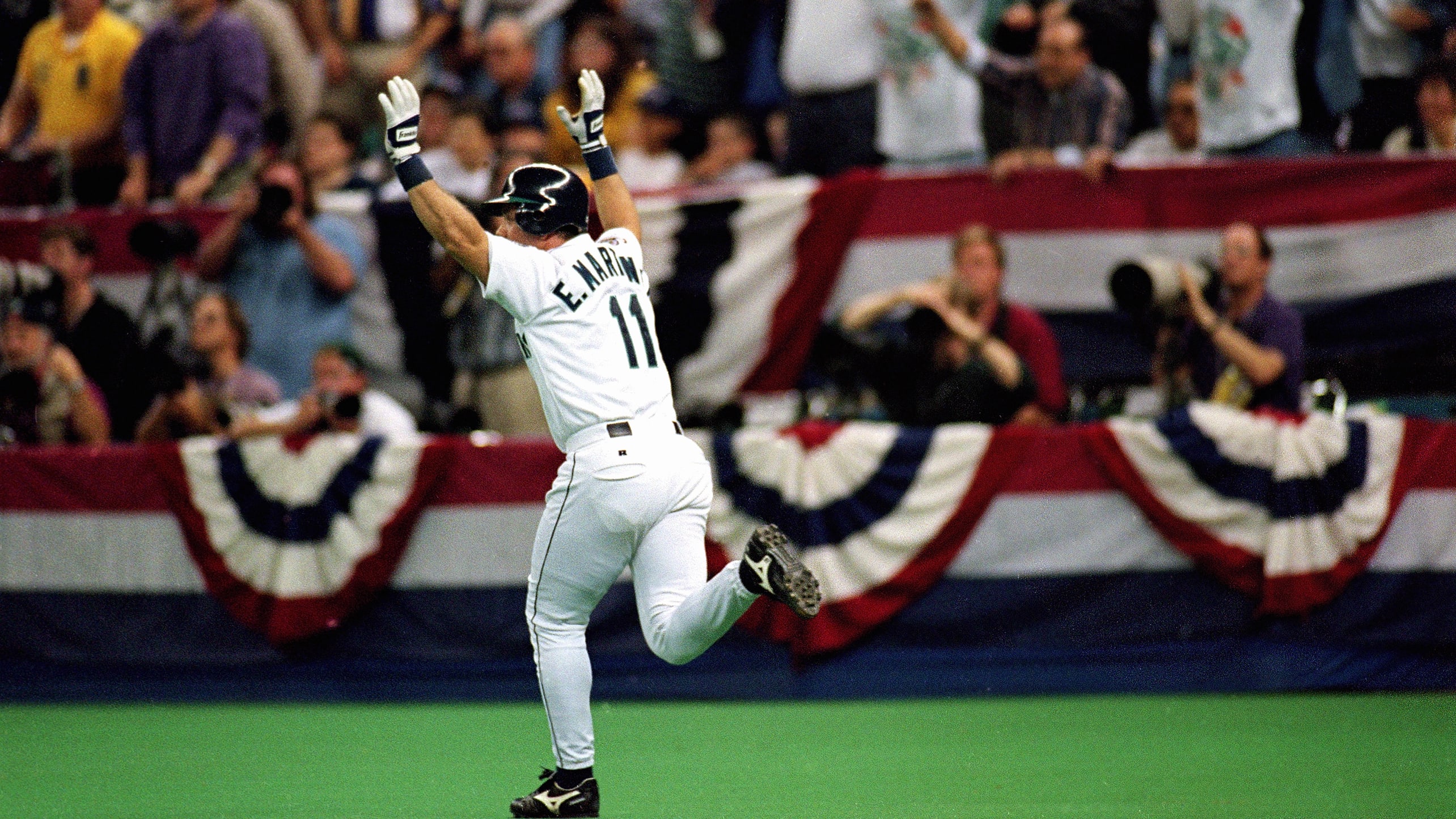 Edgar Martinez raises his hands in triumph