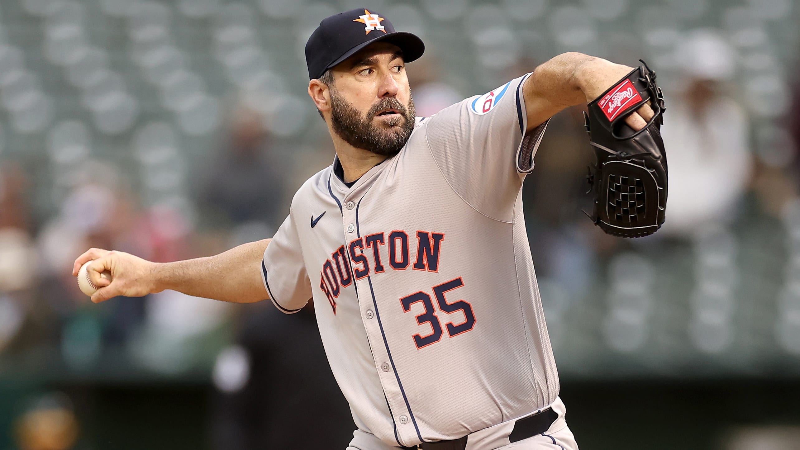 Justin Verlander delivers a pitch