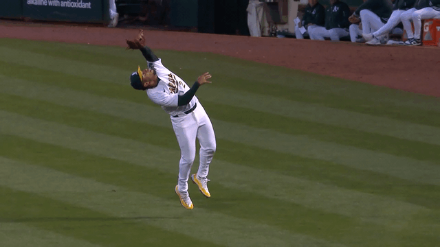 Darell Hernaiz makes an acrobatic catch