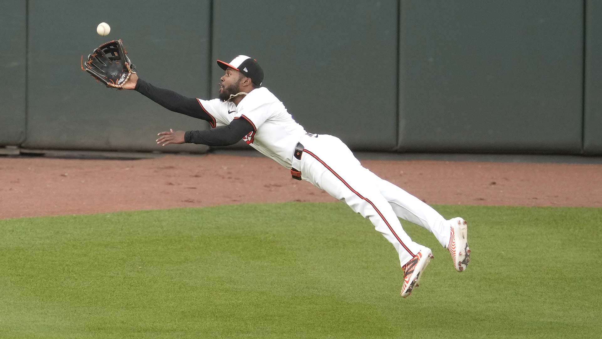 Cedric Mullins makes a diving catch