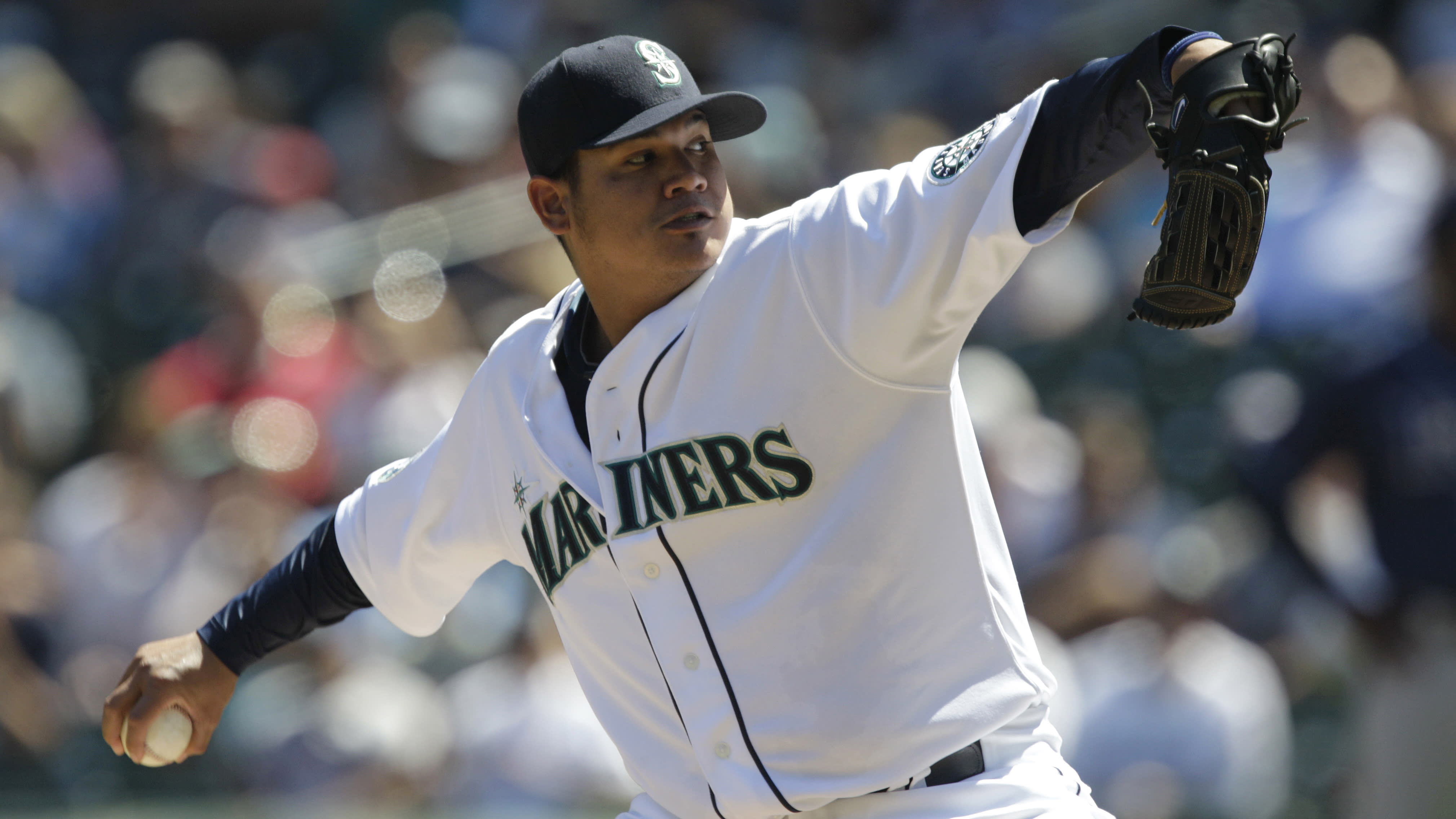 Félix Hernández delivers a pitch