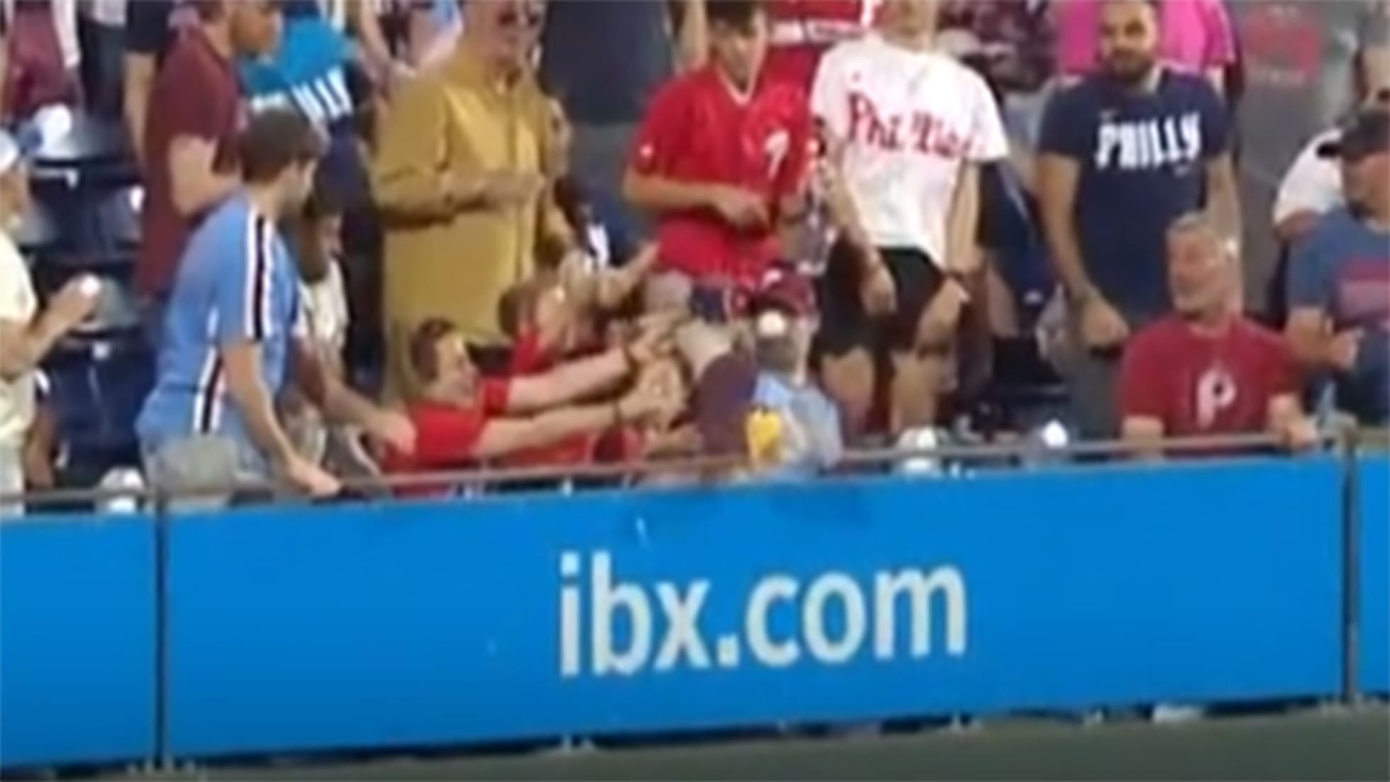 Corey Seager homered into a fan's nachos