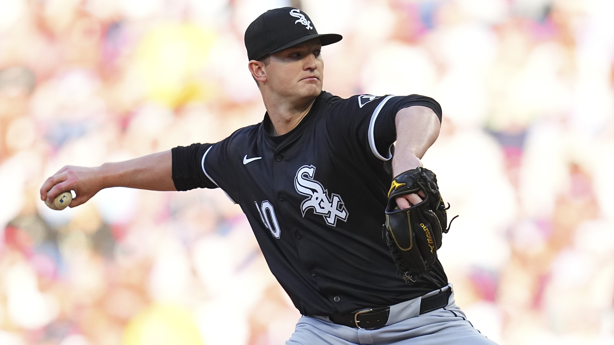 Mike Soroka delivers a pitch