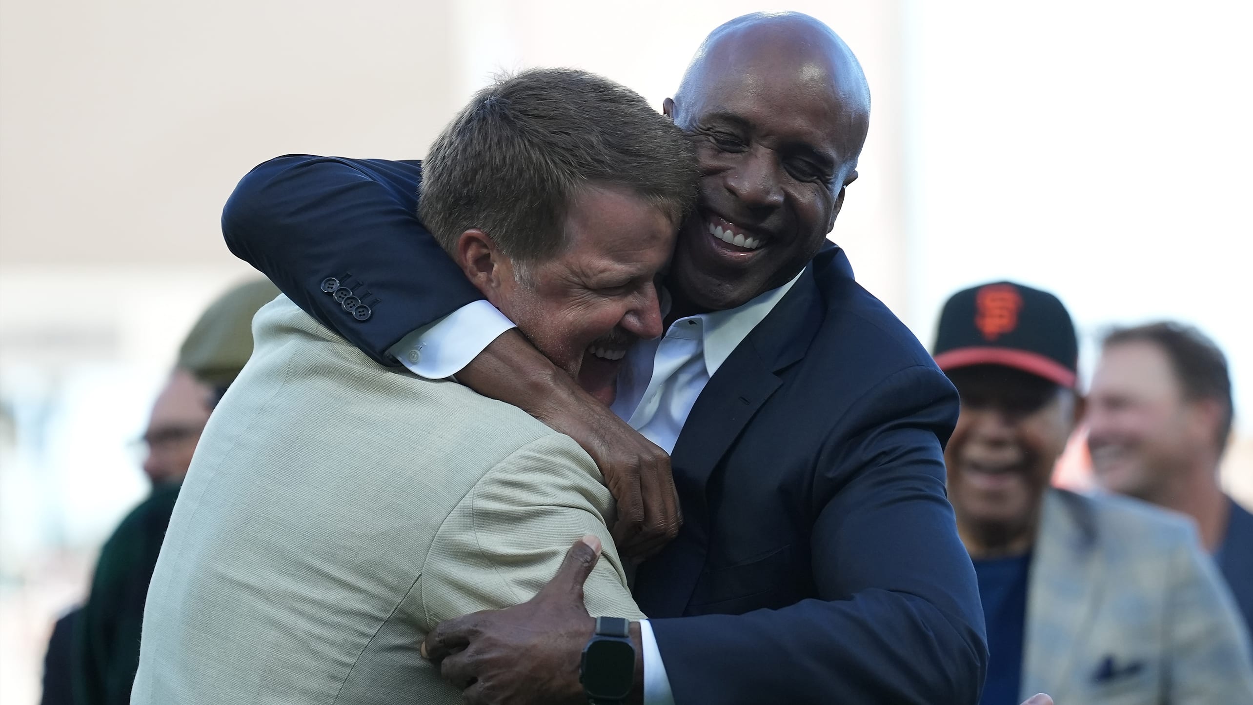 Jeff Kent and Barry Bonds embrace