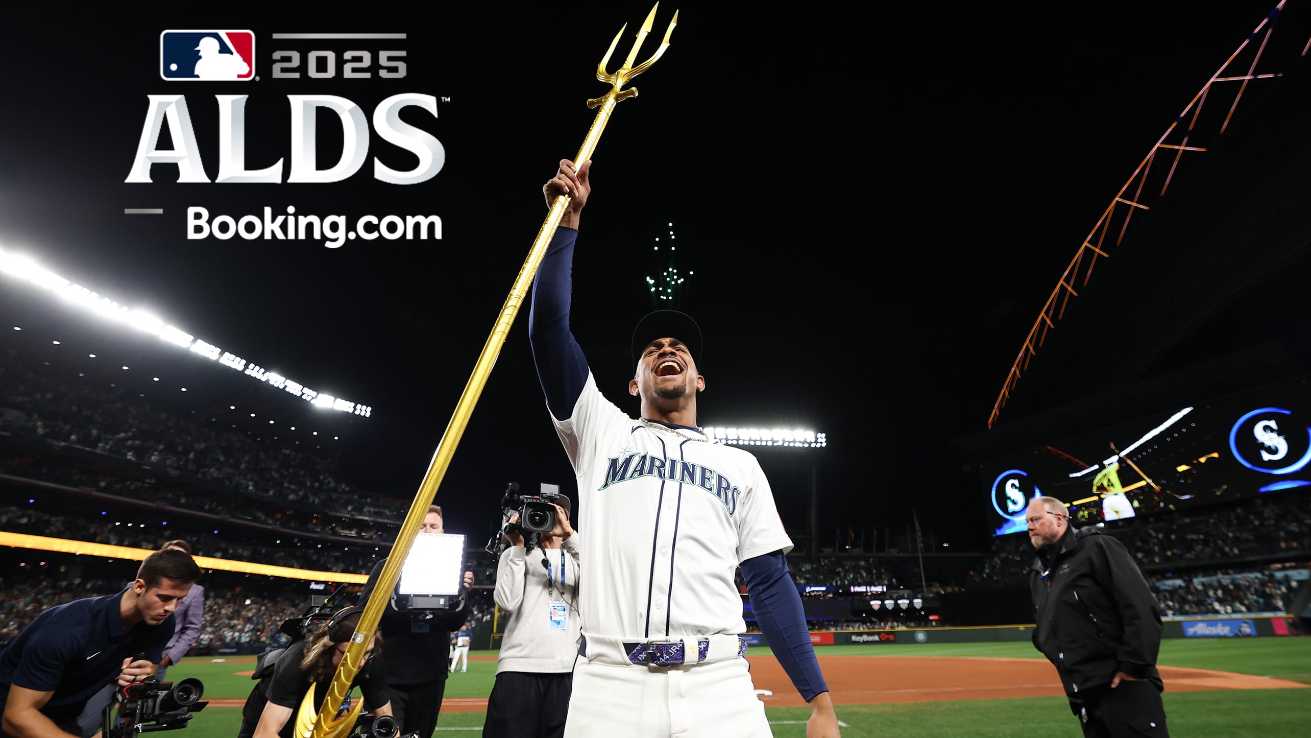 Julio Rodríguez raises the trident in triumph