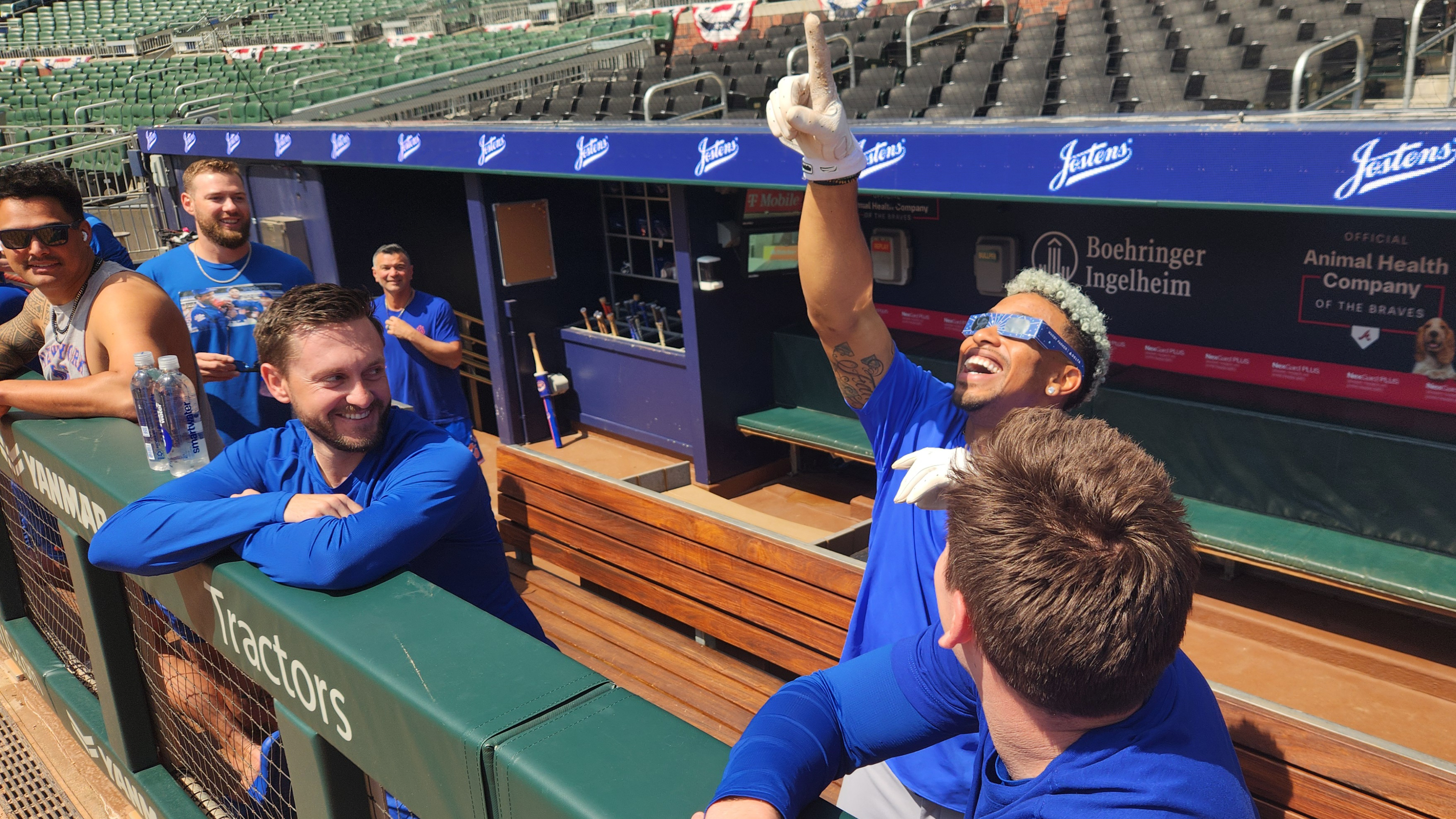 Francisco Lindor points at the sun