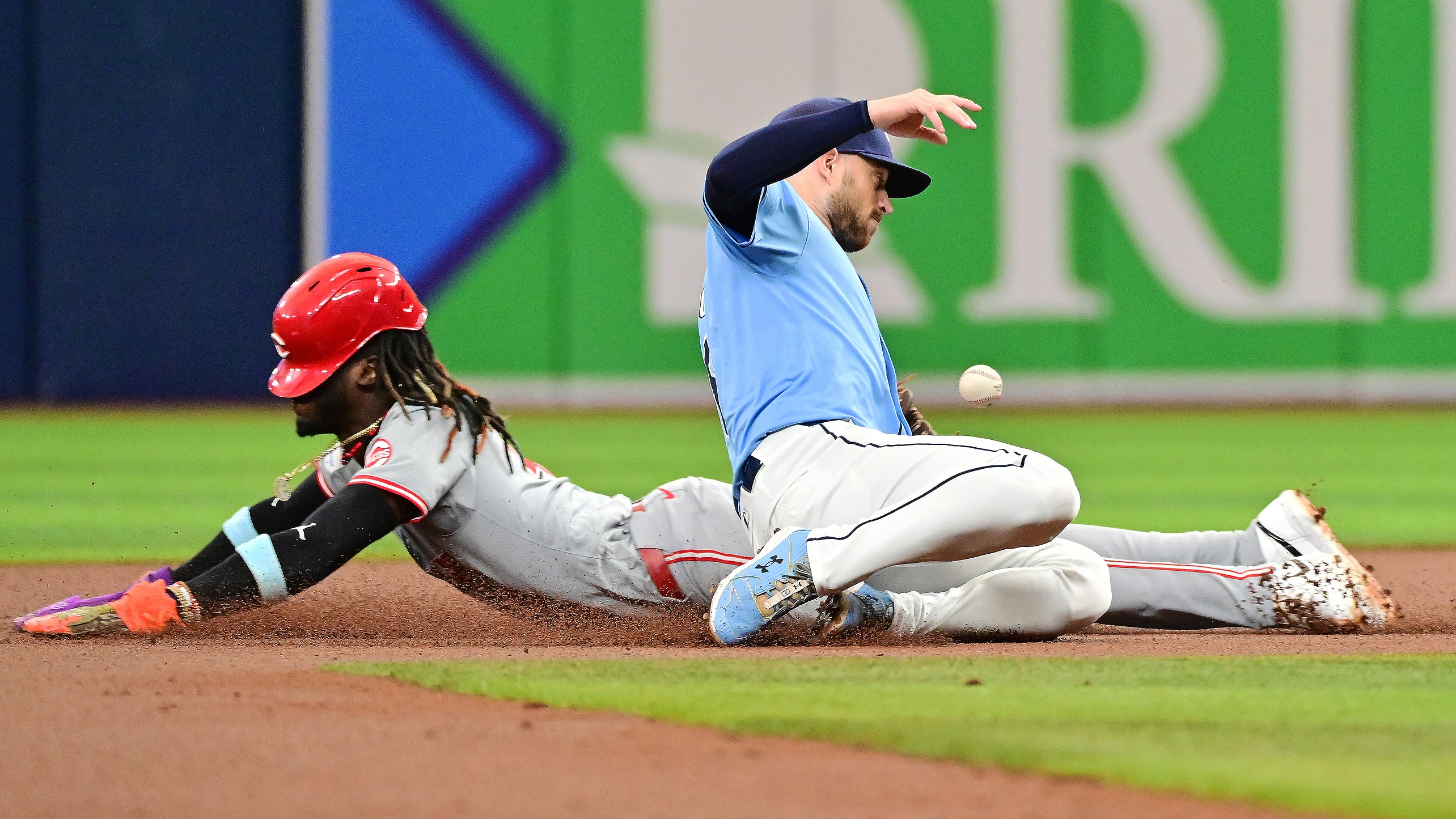 Elly De La Cruz steals second base