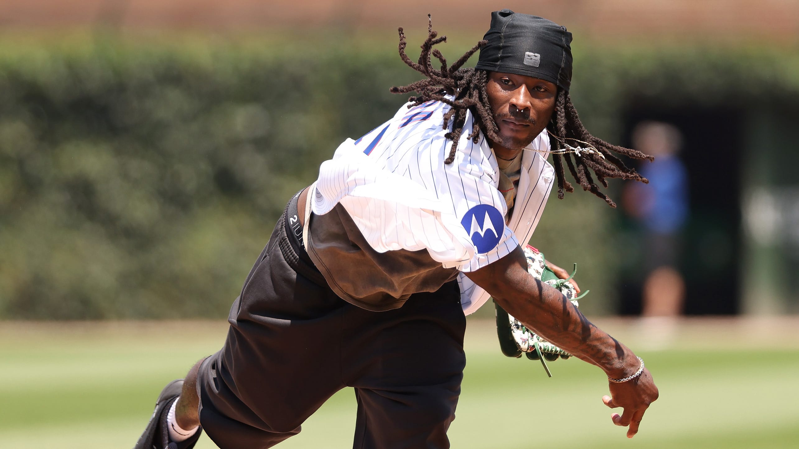 Alvin Kamara throws a ceremonial first pitch